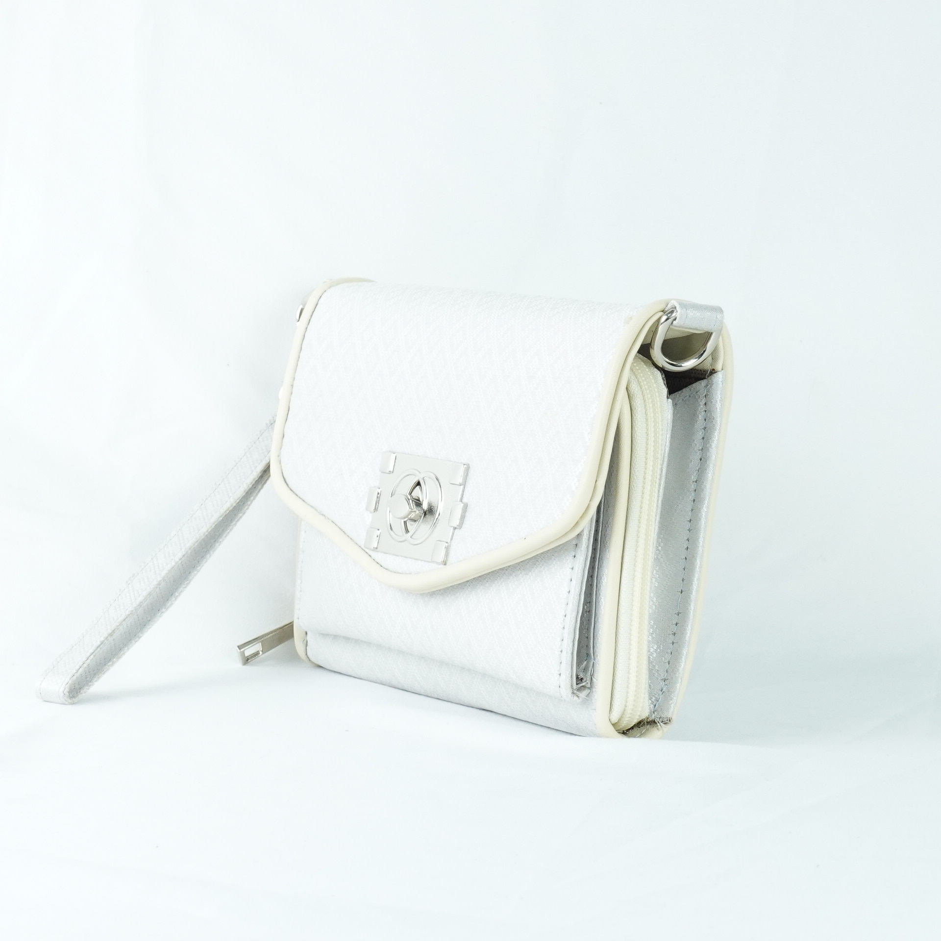 กระเป๋าถือไหมแท้ทรงคลัทช์ พร้อมสายสะพาย ขนาด 15x20ซม.สีขาว รหัส GO-TT-060568156