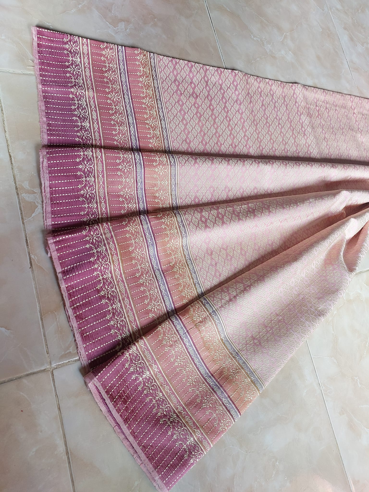 ซิ่นขิดไหม ต่อหัว ต่อเชิง ย้อมสีธรรมชาติ ติดตรานกยูง ขนาด1x2เมตร ลายดาวล้อมเดือน สีชมพู รหัส R4F-73-0519684