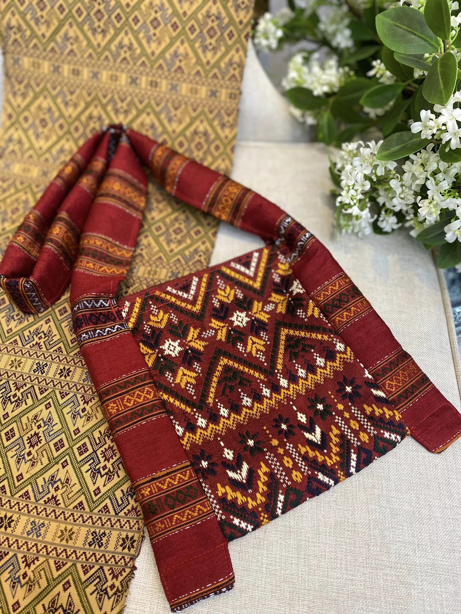 ย่าม ไหมแพรวา ขนาด 9x10นิ้ว คละลาย พื้นสีแดง รหัส GLC-BM08046614194