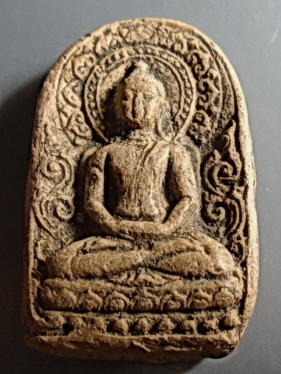 พระซุ้มกอ หลังเรียบ เนื้อดิน หลวงพ่อยี ปญญภาโร วัดดงตาก้อนทอง พิษณุโลก