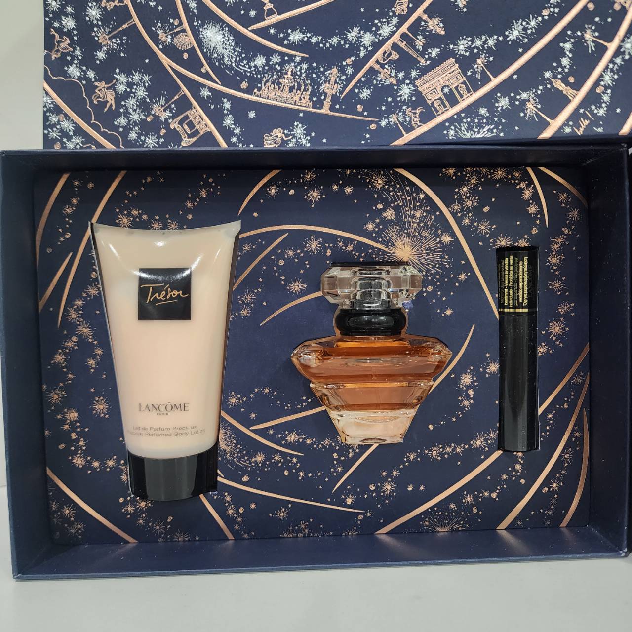 น้ำหอมแท้ Lancome Tresor EDP 30ml Holiday Set 2024 ชุดเซ็ตประกอบด้วย 1. น้ำหอม 30ml 2. Body Lotion 50ml 3. Mini Mascara 2ml "ชุดเซ็ตน้ำหอม