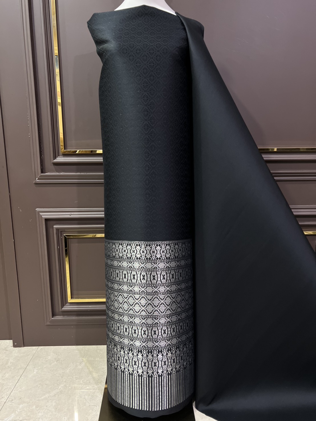 (ผ้าชุด)ผ้าไหมยกดอกลำพูน เกาะเชิงดิ้นเงิน ขนาด 1.02x4.42เมตร ลายแก้วกาหลง พื้นสีดำ รหัส N90-29-1127681