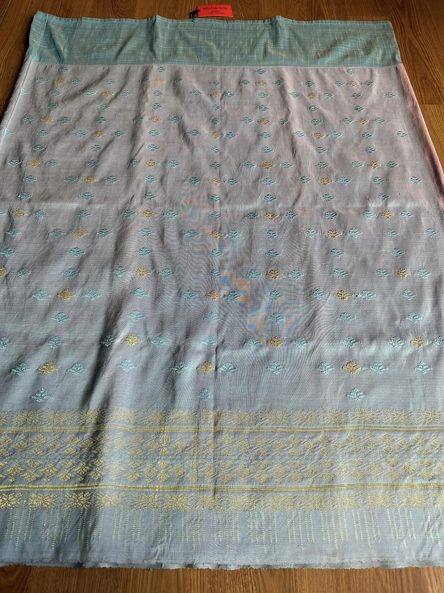 ซิ่น ผ้าซิ่นอัญญานาง ไหมบ้านทอมือ สีธรรมชาติ ขนาด 120x190ซม ลายบัวสวรรค์ พื้นสีฟ้า รหัส N9-SIL0530663