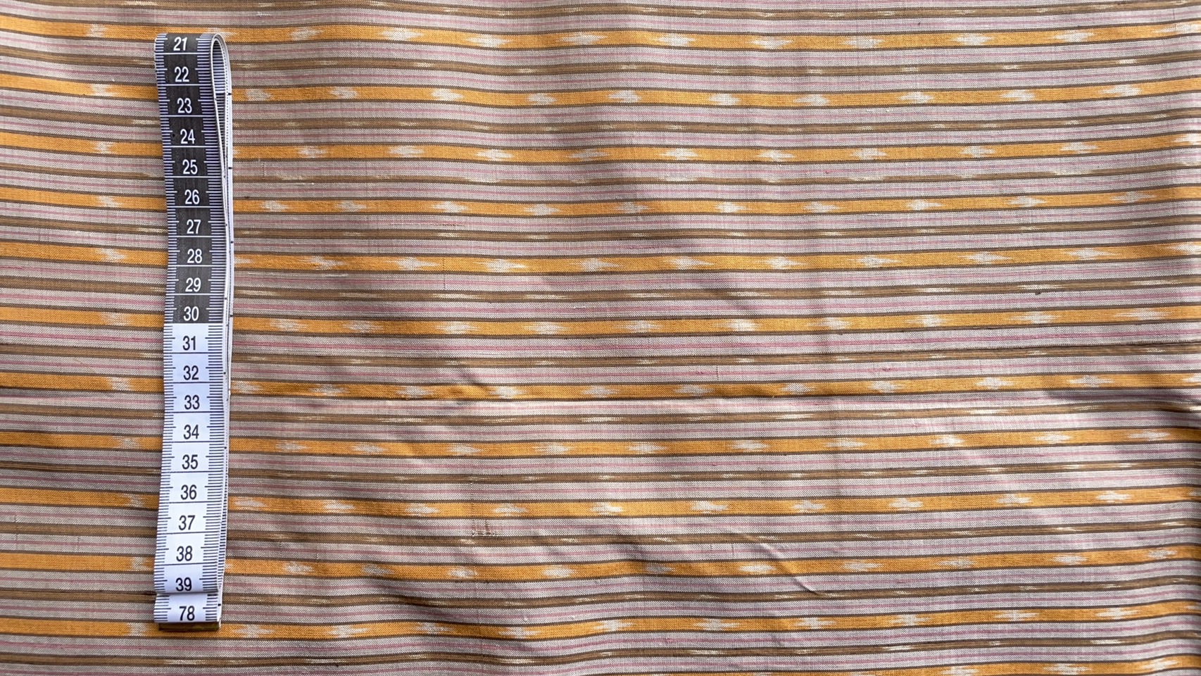 ผ้าไหมมัดหมี่ เนื้อไหมบ้าน ไหมแท้ สีธรรมชาติ ลายน้ำไหล สีน้ำตาลม่วงเทาอ่อน (ราคาต่อเมตร) รหัส CISP-NY-SKU-39318