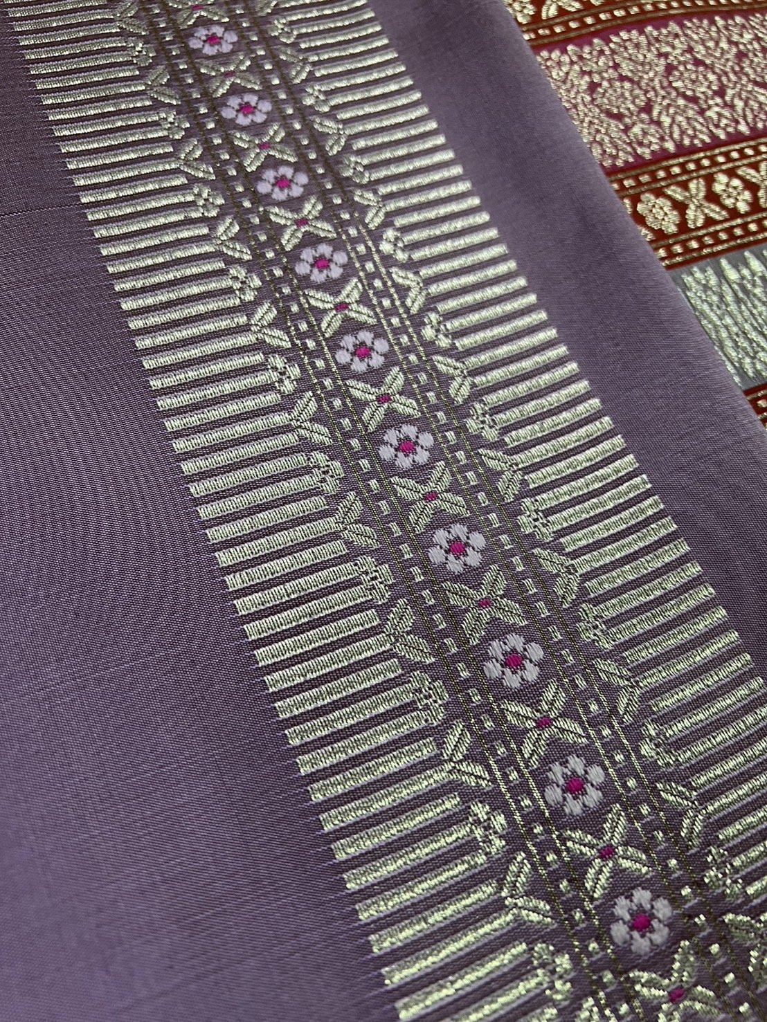 (ผ้าชุด)ผ้าไหมยกดอกลำพูน ยกดอกดิ้นเงิน ขนาด 1.02x4.44เมตร ลายแก้วกัลยา พื้นสีม่วง รหัส N90-29-TR0498
