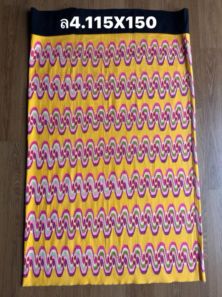 ซิ่น ลุนตยาไหมแท้ ทอร้อยกระสวย ขนาด 115x150ซม พื้นสีเหลือง รหัส N9-SIL-05086711292