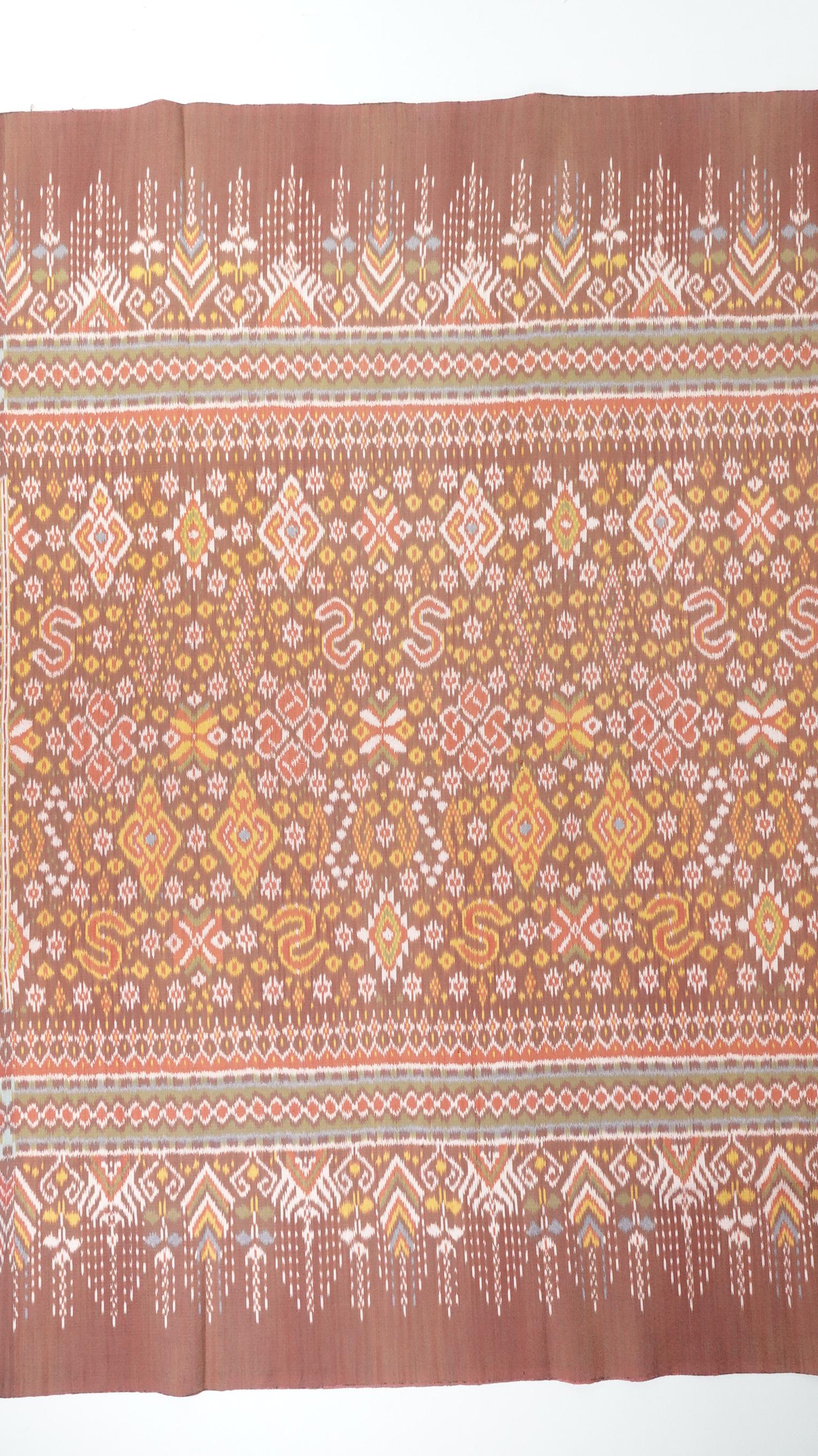 ซิ่น ผ้าไหมมัดหมี่ สีธรรมชาติ 3ตะกอ ทอเหยียบเหาะ มีหน้านาง ชายครุย ขนาด1x2เมตร ลายพระราชฐาร สีน้ำตาล รหัส M3P-33-0224689