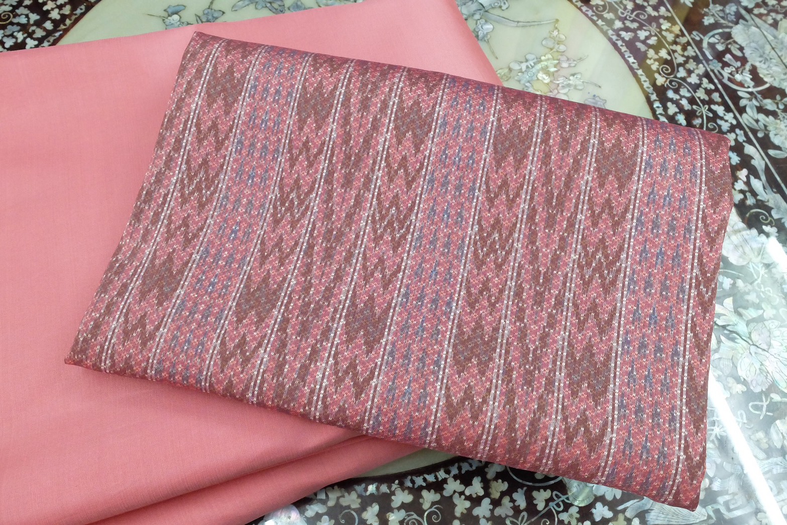 (ผ้าชุด)ผ้าไหมมัดหมี่ ยกดอกลูกแก้ว สีธรรมชาติ (ผ้าลาย 2เมตร+สีพื้น 2เมตร) เฉดสีชมพูกะปิ รหัส L8A-ST-0310684