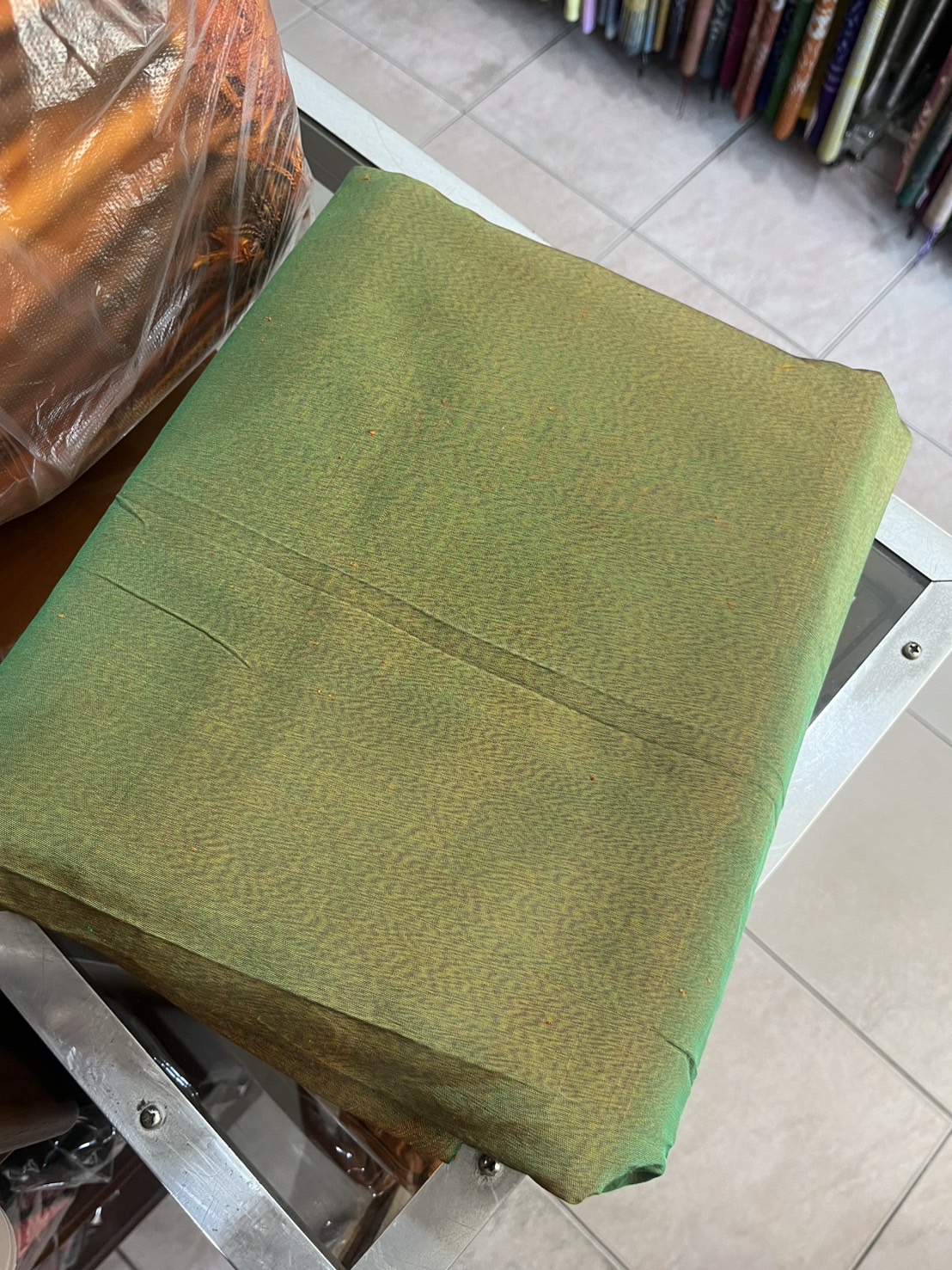 ผ้าไหมหางกระรอก ไหมบ้าน เนื้อหนา สีเขียว ตัดขายตามความยาวเมตร รหัส R1N-NY-0120681