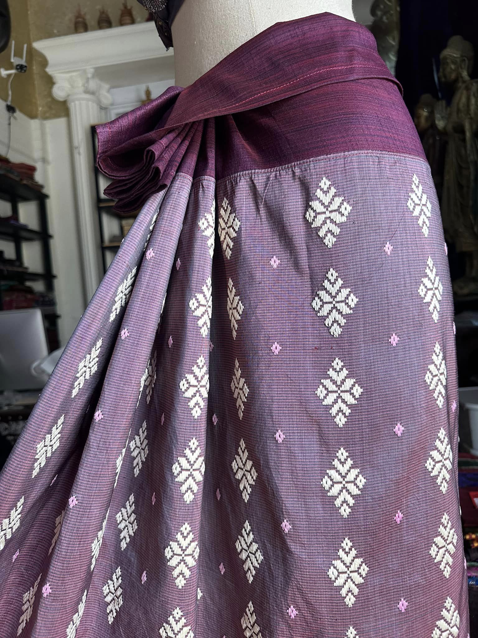 ซิ่น ผ้าซิ่นอัญญานาง ไหมบ้านทอมือ สีธรรมชาติ ขนาด 120x200ซม ลายบัวสวรรค์ พื้นสีม่วงเปลือกมังคุด รหัส N9-SIL0531661