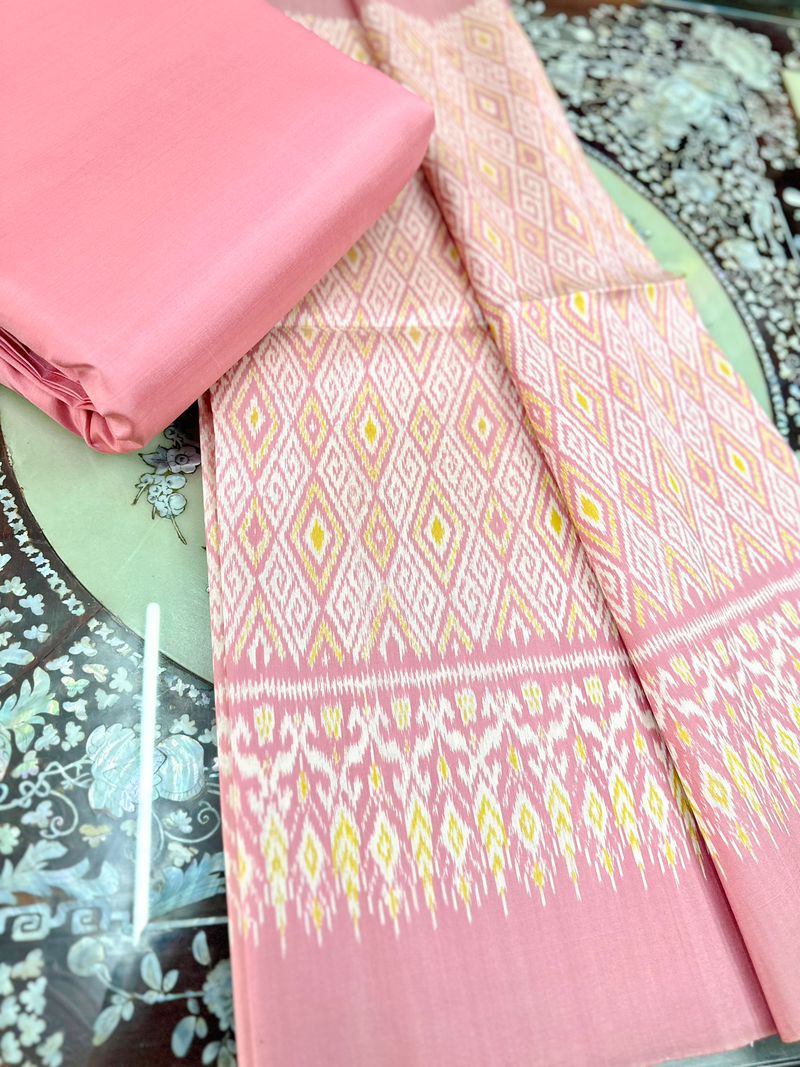 (ผ้าชุด)ไหมมัดหมี่ สองตะกอ ไหมแท้ (ผ้าลาย2หลา+สีพื้น2หลา) สีชมพู รหัส M2B-ST-032068