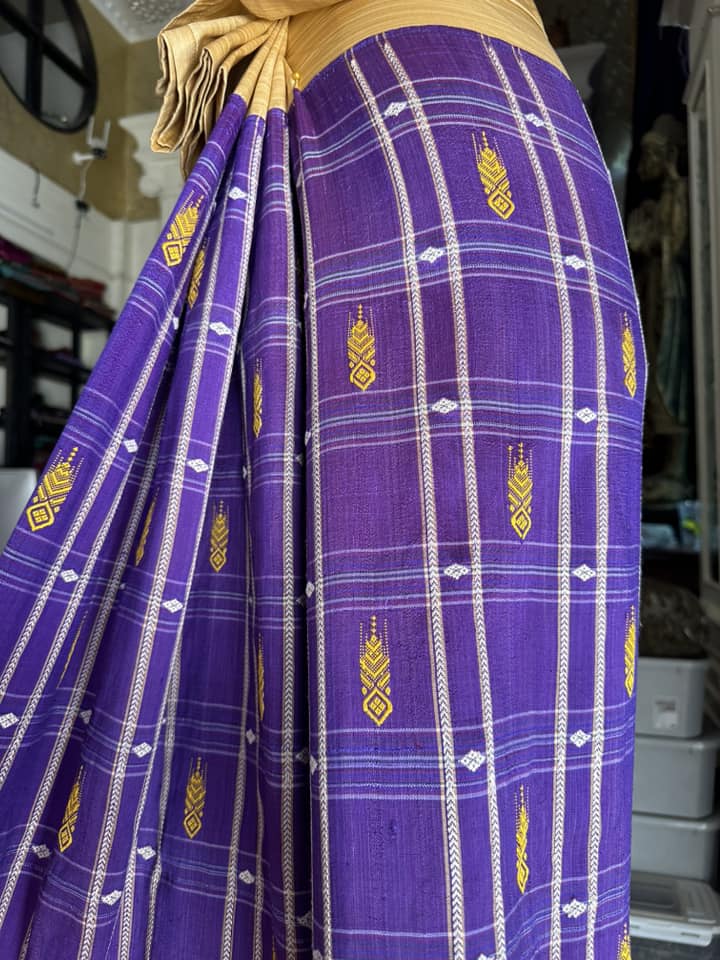 โสร่ง ไหมบ้าน ย้อมสีธรรมชาติ ขนาด 112x190ซม พื้นสีม่วง รหัส N9-SIL-VR3