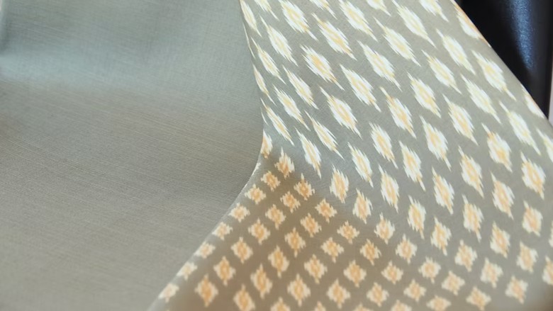 (ผ้าชุด) ผ้าไหมมัดหมี่ไหมแท้ (ผ้าลาย2หลา+สีพื้น2หลา) พื้นสีเขียวไพรอ่อน รหัส M2B-CT-103028