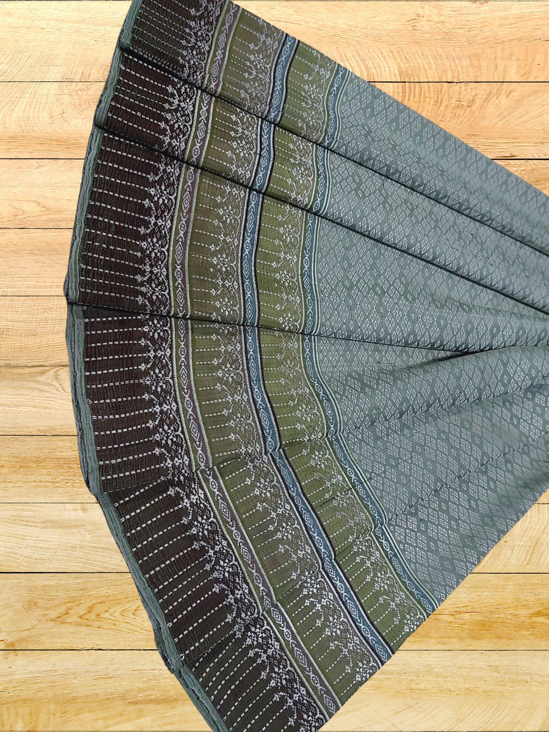 ซิ่นขิดไหม ต่อหัว ต่อเชิง ย้อมสีธรรมชาติ ขนาด1x2เมตร ลายดาวล้อมเดือน สีเขียวเทา รหัส R4F-73-051968