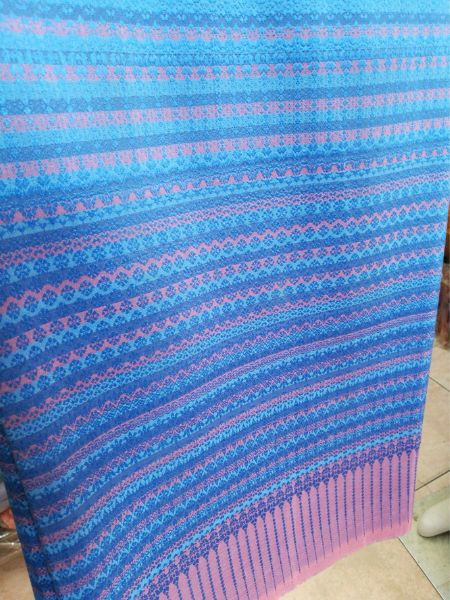 ซิ่น ผ้าไหมยกดอกสุรินทร์ ไหมแท้ 24ตะกอ ขนาด 1x2เมตร พื้นสีฟ้า N11-NY0809661233