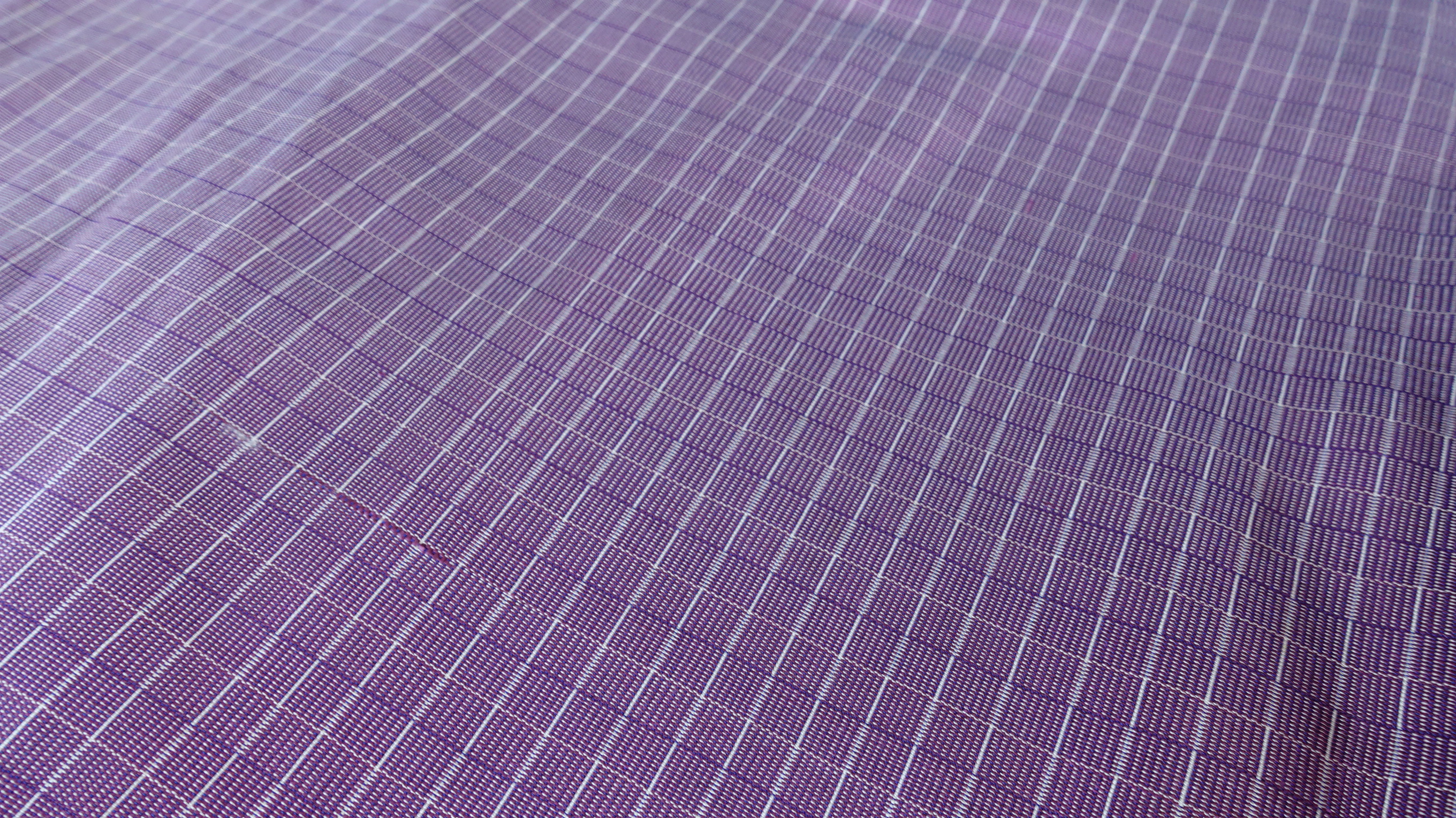 ผ้าไหมลายเกล็ดเต่า ไหมแท้ สีม่วง ตัดขายเป็นเมตร รหัส R1D-76-P3918