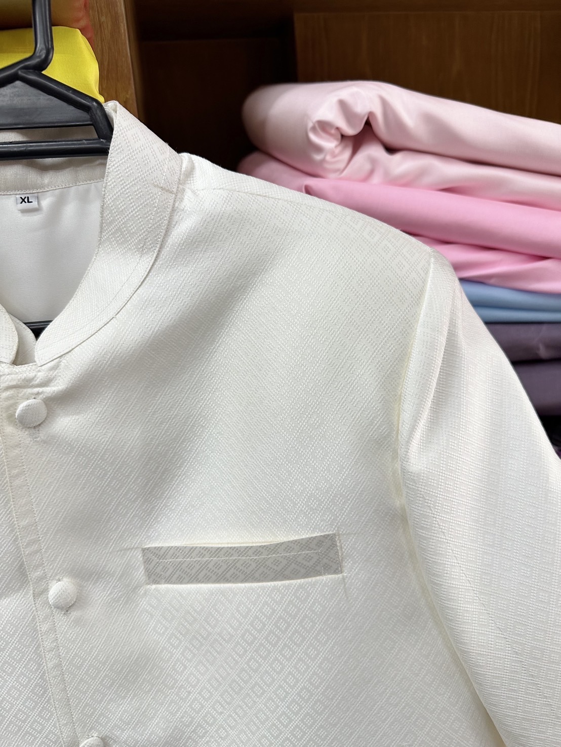 เสื้อสูทไหม แขนสั้น คอพระราชทาน ยกดอกลูกแก้ว สีขาวครีม ไซส์ XL รหัส DR-ST-1114673