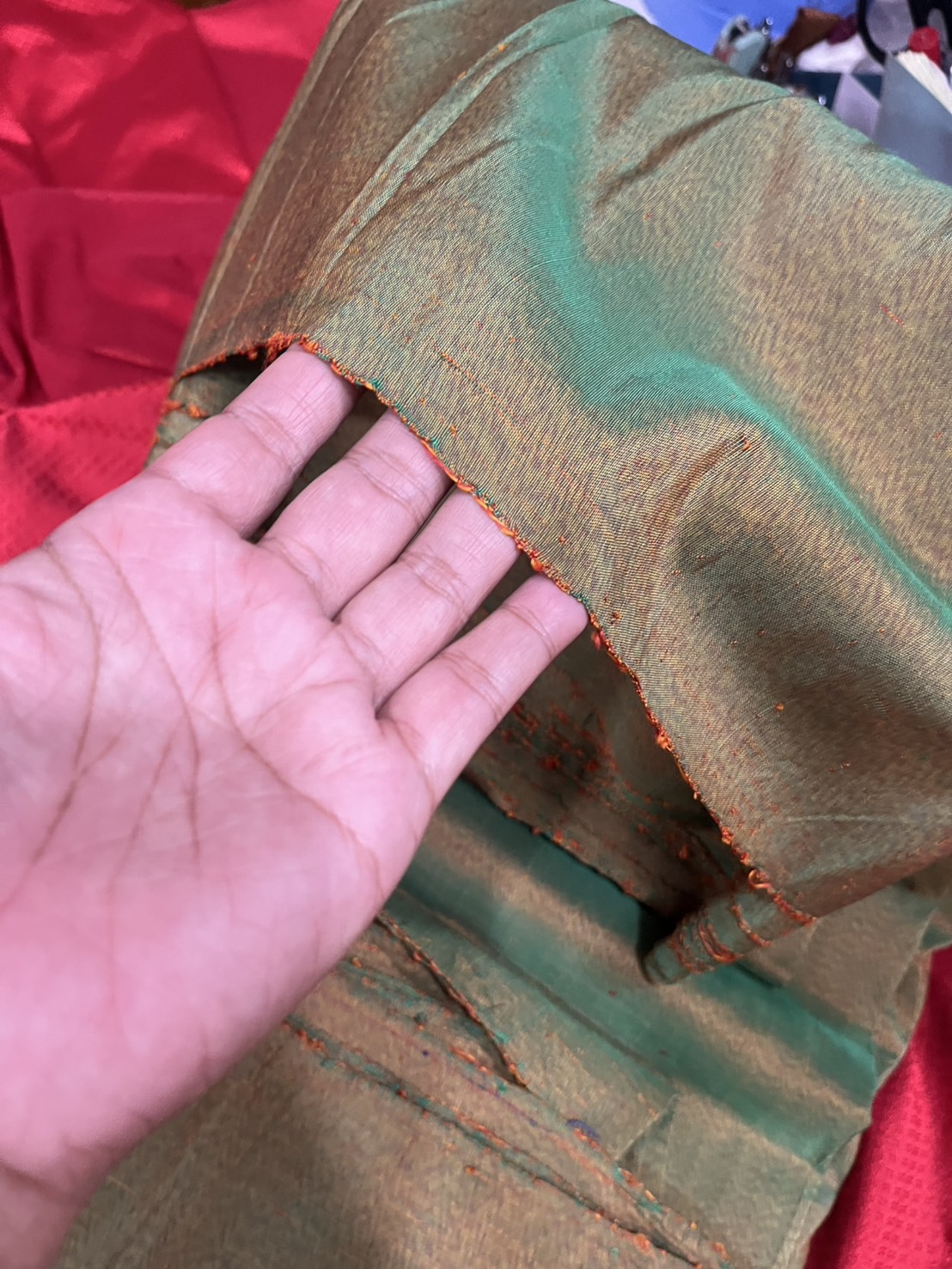 ผ้าไหมหางกระรอก ไหมบ้าน เนื้อหนา สีเขียว ตัดขายตามความยาวเมตร รหัส R1N-NY-0120681