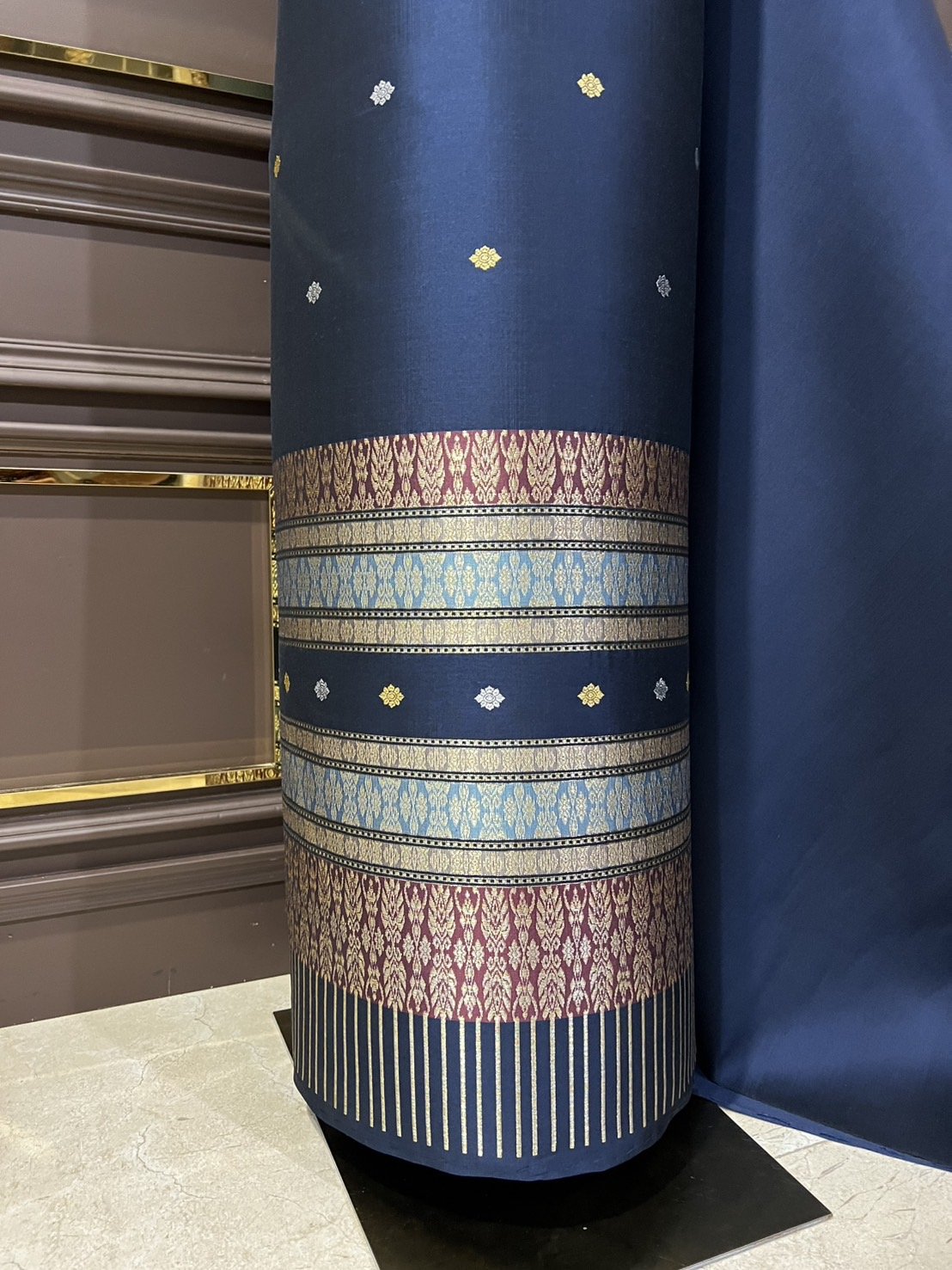 (ผ้าชุด)ผ้าไหมยกดอกลำพูน ยกดิ้นสองกษัตริย์ ขนาด 1.02x4.33เมตร ลายดอกลอย พื้นสีกรมท่า รหัส N90-29-TR0487