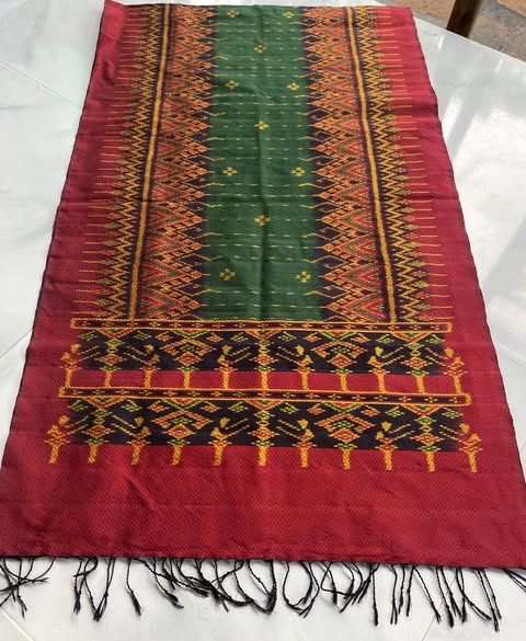 ผ้าคลุมไหล่ ผ้าไหมทอยกดอก ขนาด 60x200ซม.ลายบายศรี มีหน้านาง2ชั้น ชายครุย ท้องผ้าสีเขียวเชิงแดง รหัส L5A-30-0826681