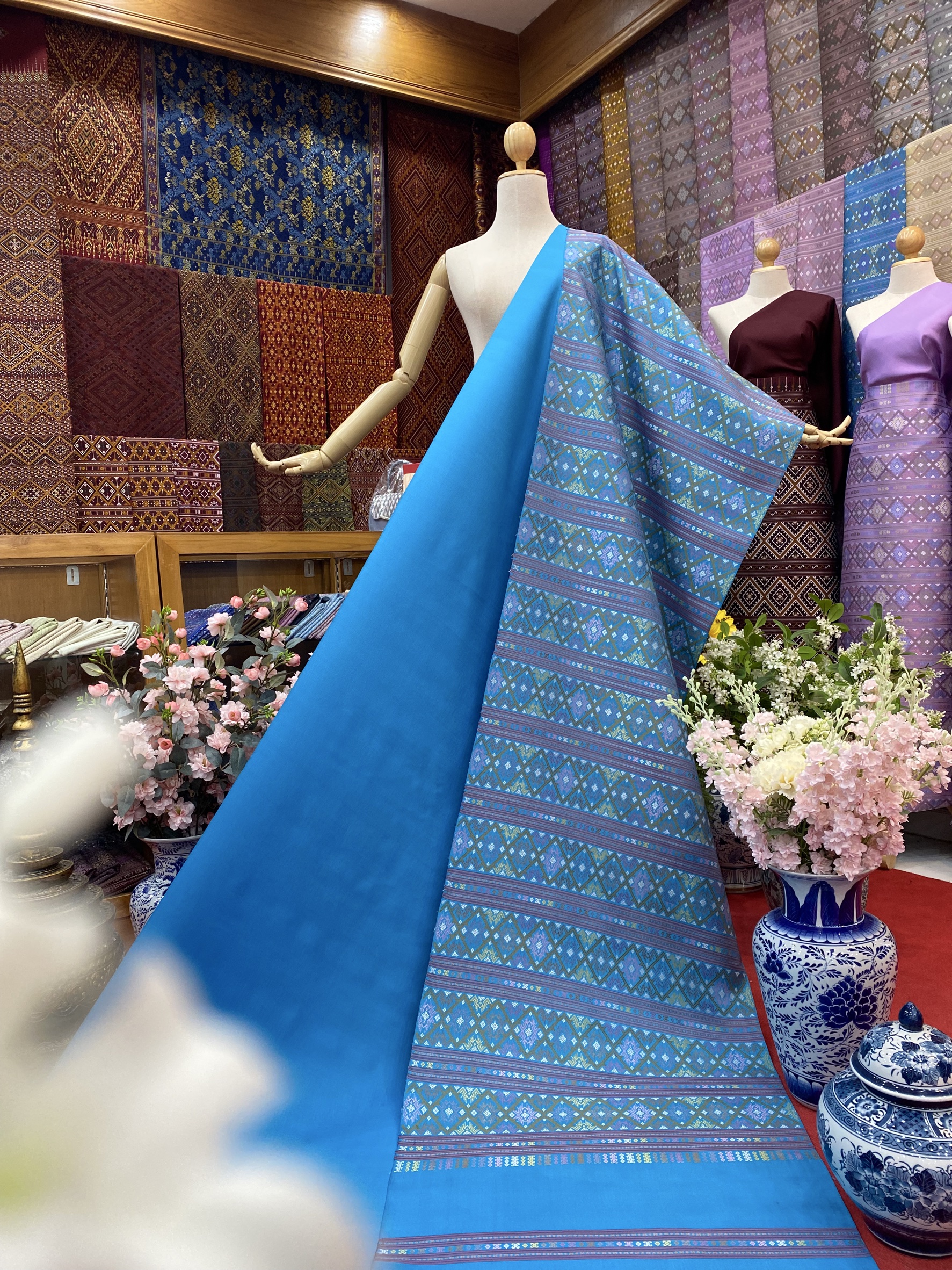 (ผ้าชุด)ไหมแพรวา ตัดชุดลายเกาะจกขิด ขนาด 63x500ซม (ลาย 2.3เมตร+สีพื้น 2.7เมตร) พื้นสีฟ้า รหัส P10-BM-1017680955