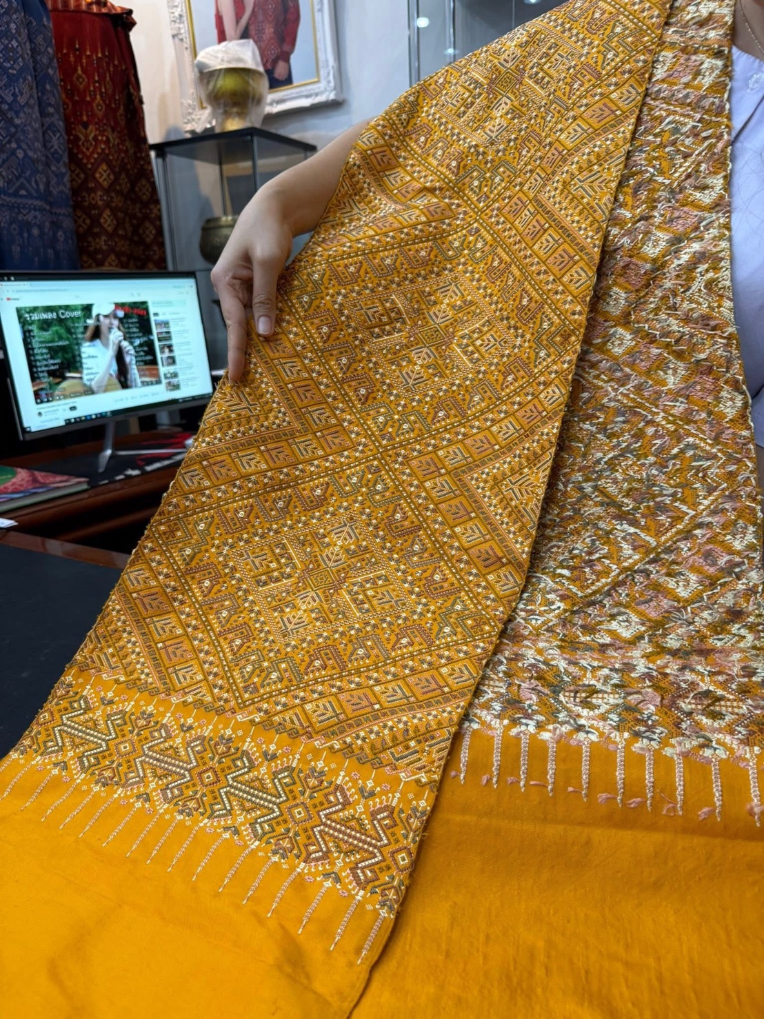 ผ้าพันคอ ไหมแพรวา ไหมแท้ ขนาด 28x243ซม. พื้นสีเหลืองทอง รหัสZE-BM-111368