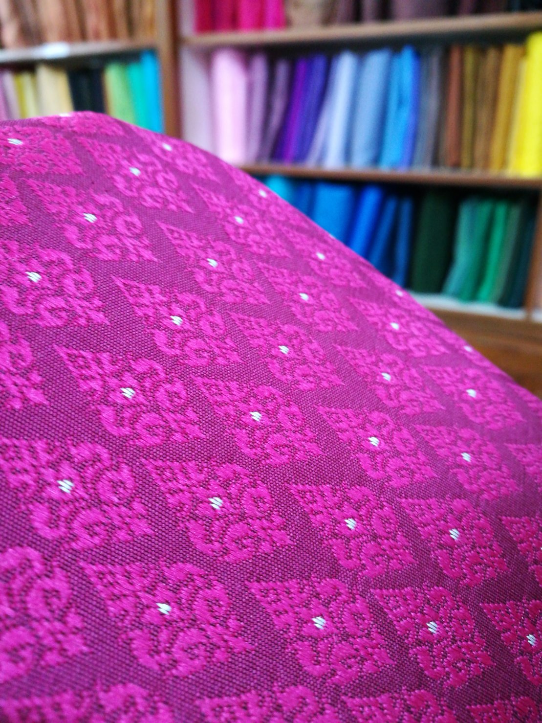 ซิ่น ผ้าไหมยกสุรินทร์ ไหมแท้ 32ตะกอ มีหน้านาง เกาะเชิงดิ้นทอง ขนาด1x2เมตร พื้นสีม่วงบานเย็น รหัส N11-NY-1221667