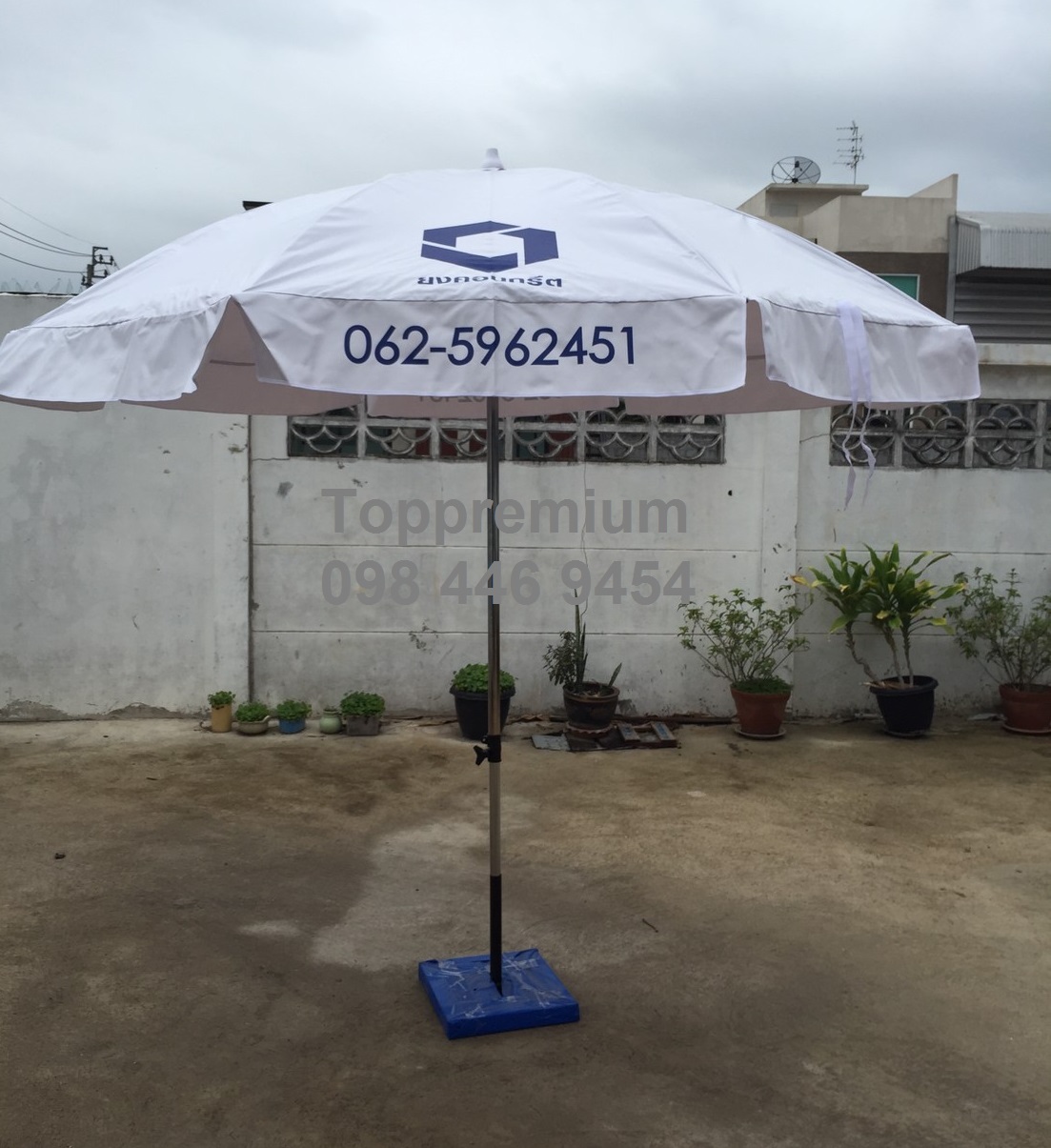 ร่มสนาม 50 นิ้ว ทรงกลม 8 ก้าน ผ้าคูนิล่อนหน้าเดี่ยว งานสกรีน 1 สี 2 โลโก้