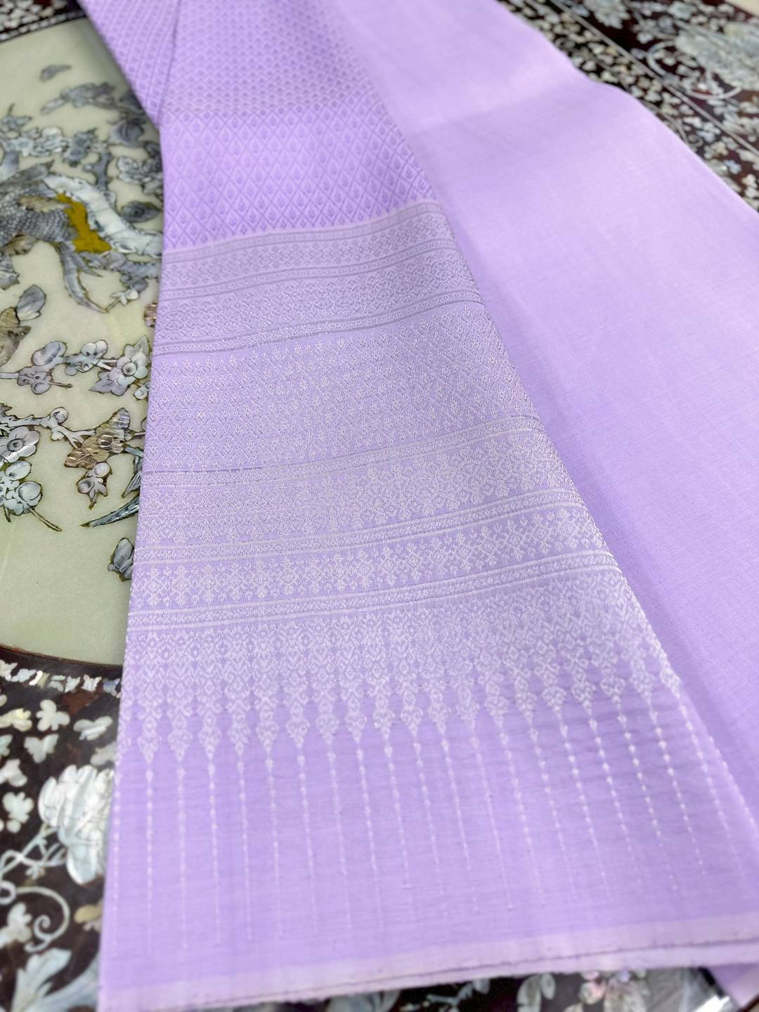 (ผ้าชุด)ไหมยกสุรินทร์ เกาะเชิงดิ้นเงิน ขนาด 1x4เมตร (ลาย 2เมตร+สีพื้น 2เมตร) สีม่วงพาสเทล รหัส N10-ST-0505681