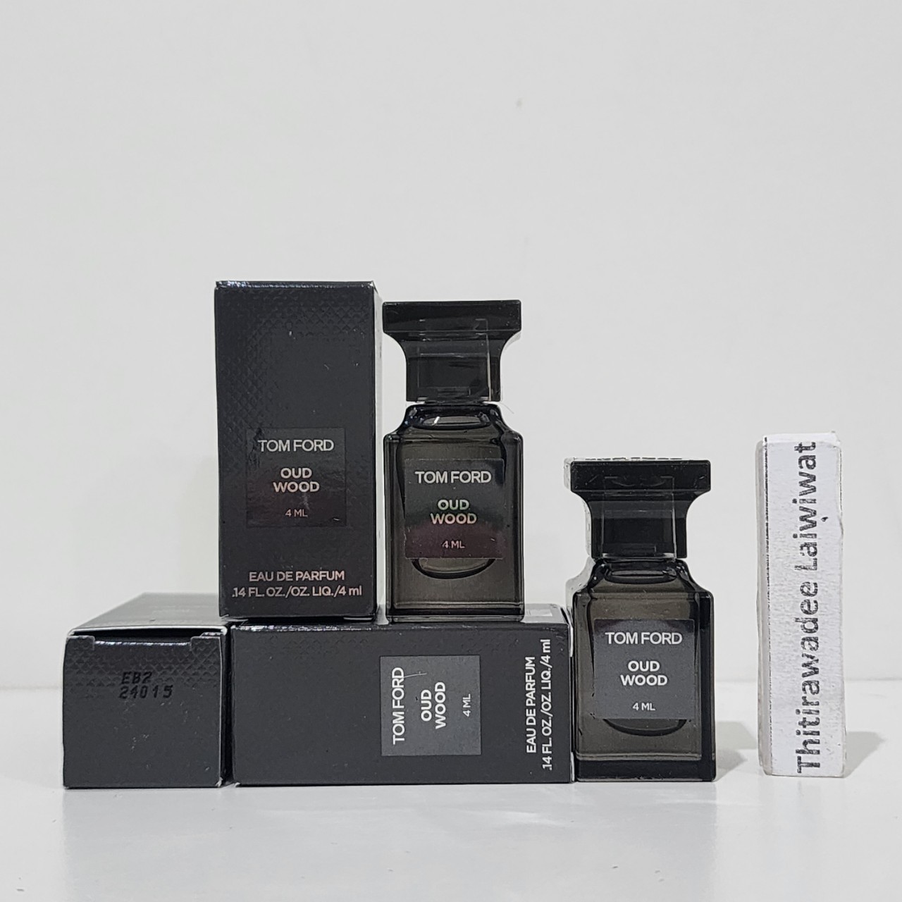 น้ำหอมจิ๋วมินิ Tom Ford Oud Wood EDP 4mlแบบแต้มมีกล่อง ( Mini Perfume น้ำหอมขนาดพกพา) น้ำหอมจิ๋วมินิ ขวดน่ารัก ตั้งโชว์ก็สวย พกพาก็สะดวก หัวแต้มตามจุดชีพจร