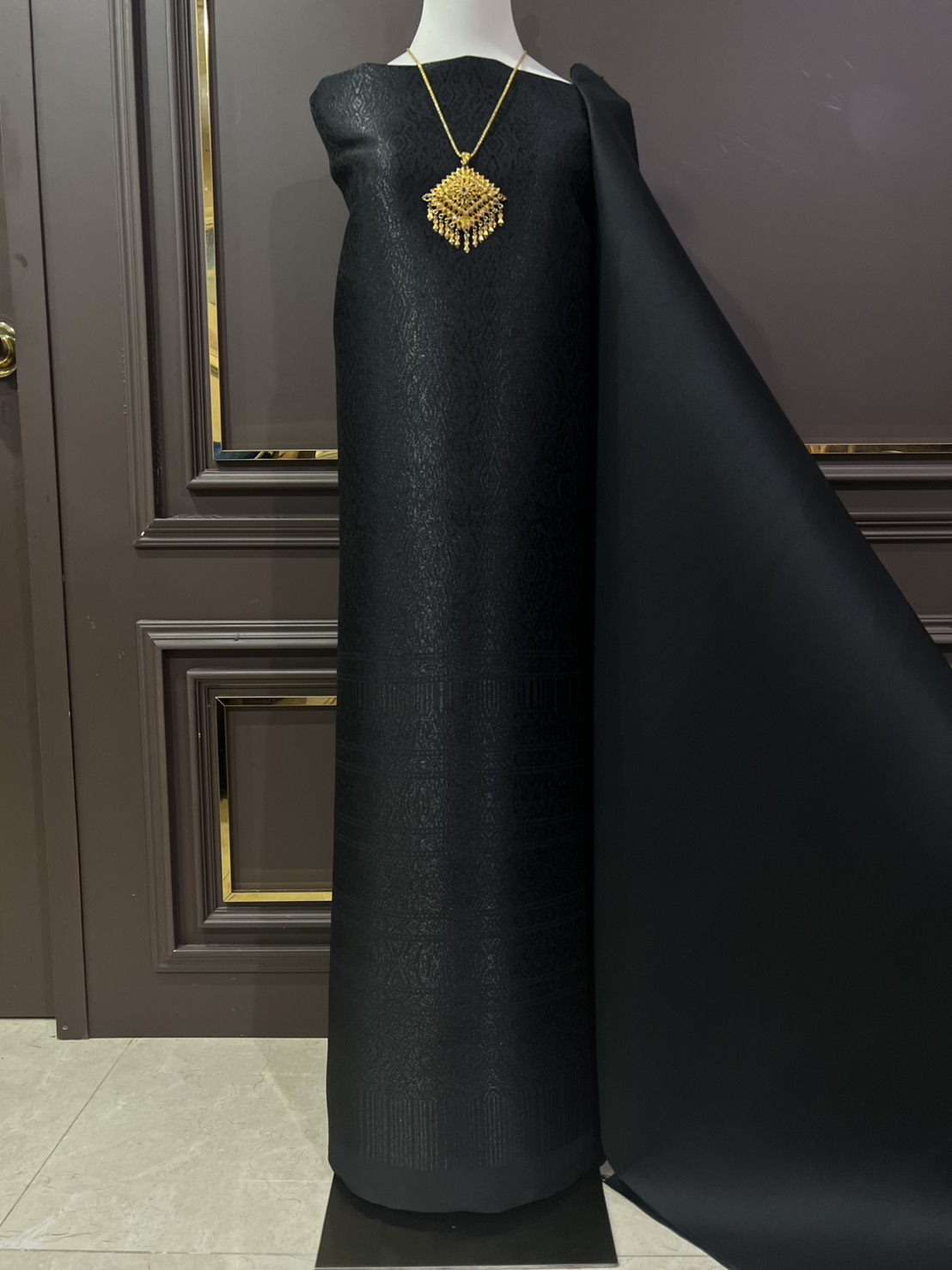 (ผ้าชุด)ผ้าไหมยกดอกลำพูน ยกดอกดิ้นดำ ขนาด 1.02x4.43เมตร ลายอินเดีย พื้นสีดำ รหัส N90-29-120668