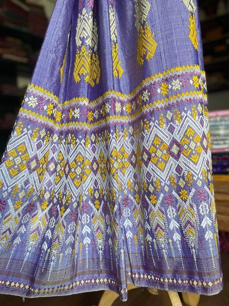 ซิ่น ผ้าซิ่นอัญญานาง ไหมบ้านย้อมสีธรรมชาติ ขนาด 115x200ซม. ลายหลักนาคสี่ตระกูล พื้นสีม่วง รหัส N9-SIL0517661