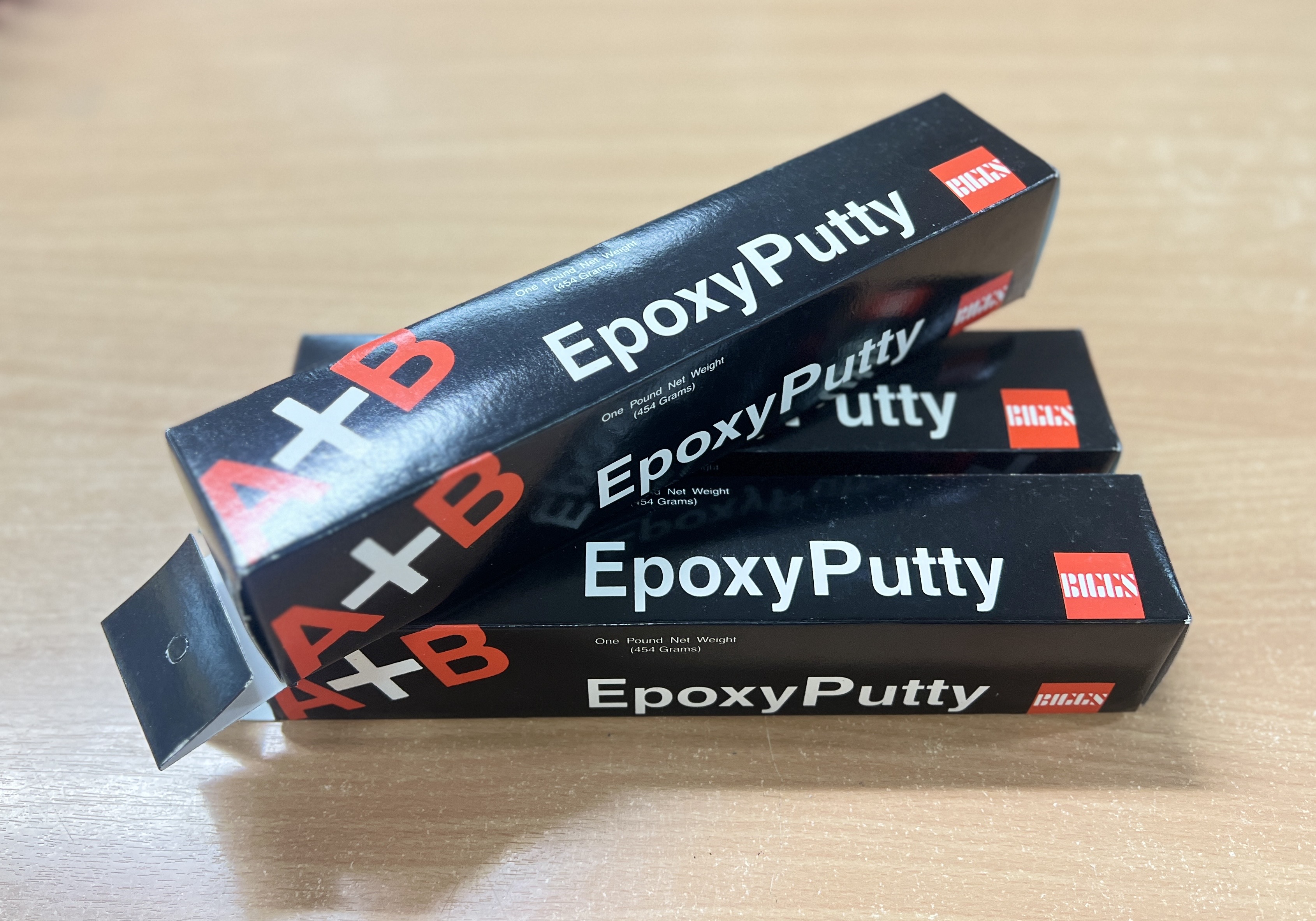 BONDY EPOXY PUTTY (บอนดี้-อีพ็อกซี่พุตตี้ A+B) มีลักษณะเป็นเรซิ่น 2 ส่วน เมื่อผสมกันแล้วจะแข็งเป็นวัตถุ เหมือนเหล็ก สามารถสะกัด เจาะ กลึงะทาสีทับได้