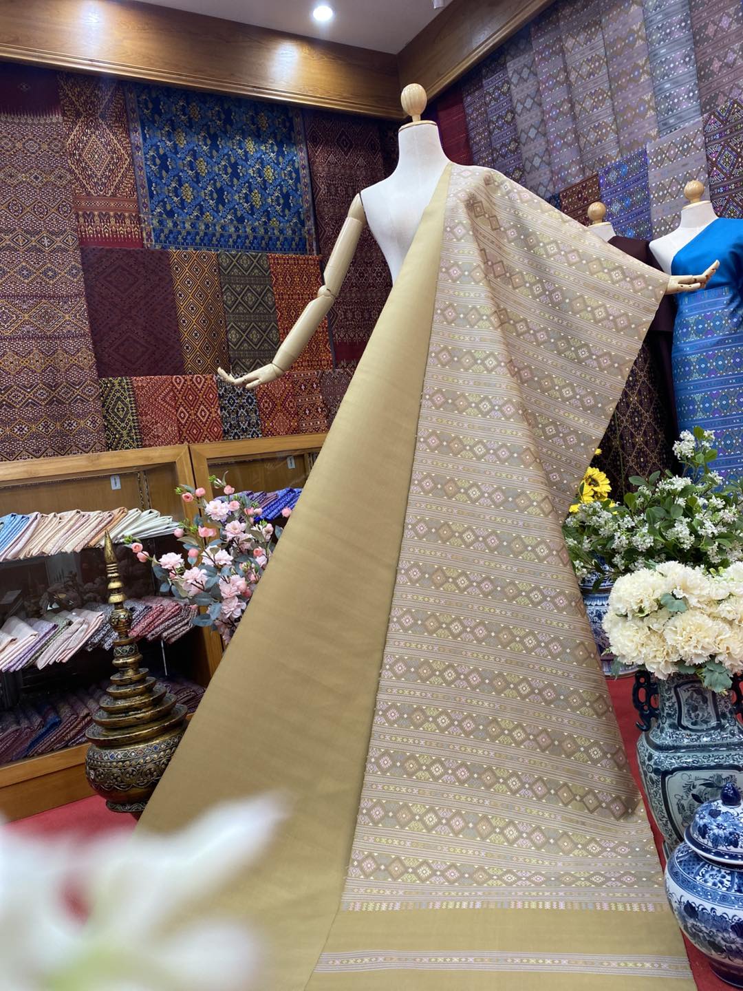 (ผ้าชุด)ไหมแพรวา ตัดชุดลายจกเกาะขิด ขนาด 63x500ซม (ลาย 2.3เมตร+สีพื้น 2.7เมตร) พื้นสีเหลืองอ่อน รหัส P10-BM-0910687