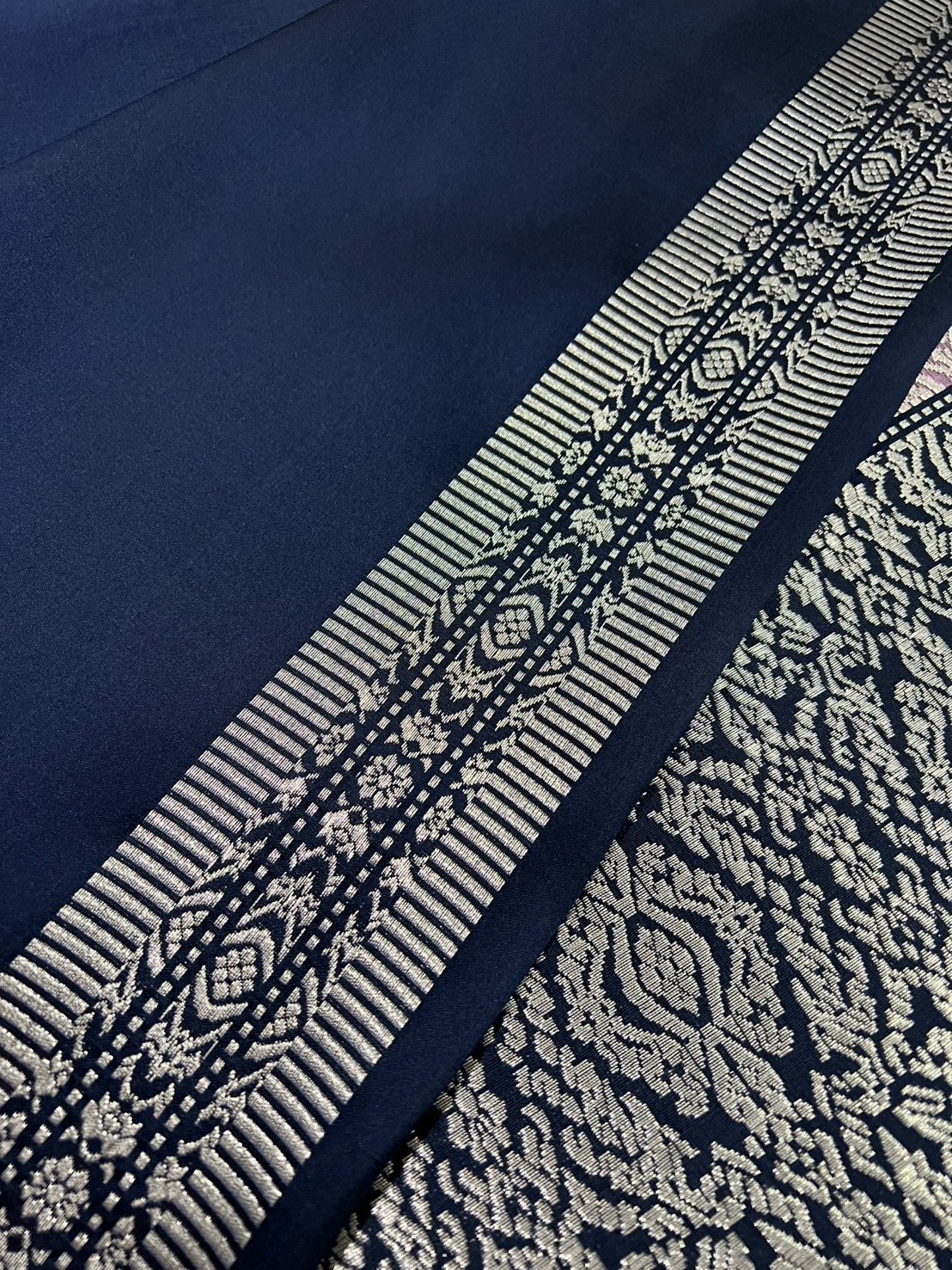 (ผ้าชุด)ผ้าไหมยกดอกลำพูน เกาะเชิงดิ้นเงิน ขนาด 1.02x4.31เมตร ลายอินเดีย พื้นสีน้ำเงินกรม รหัส N90-29-TR0523