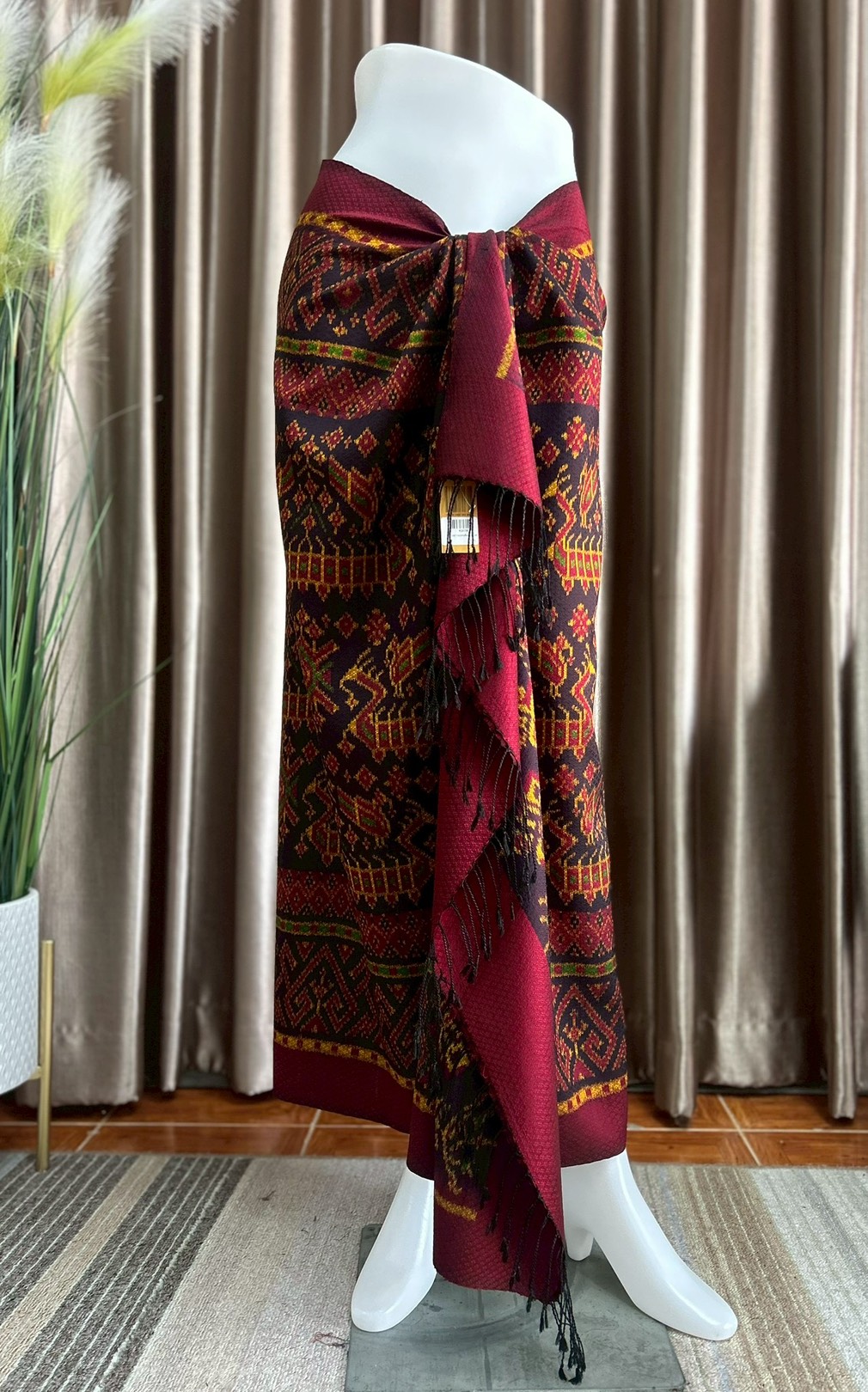 ซิ่น ผ้าไหมมัดหมี่ ทอยกดอกลูกแก้ว ขนาด 1x2เมตร ลายเรือสุพรรณหงส์ พื้นสีแดง รหัส L9A-PK-10066815