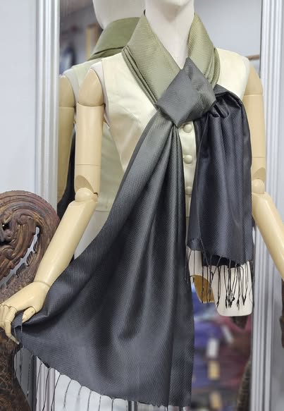 ผ้าคลุมไหล่ไหม ยกดอกลูกแก้ว ไล่เฉดสี ขนาด 65x200ซม. สีเทาดำ-สีเขียว รหัส ZYE-TT-1127681