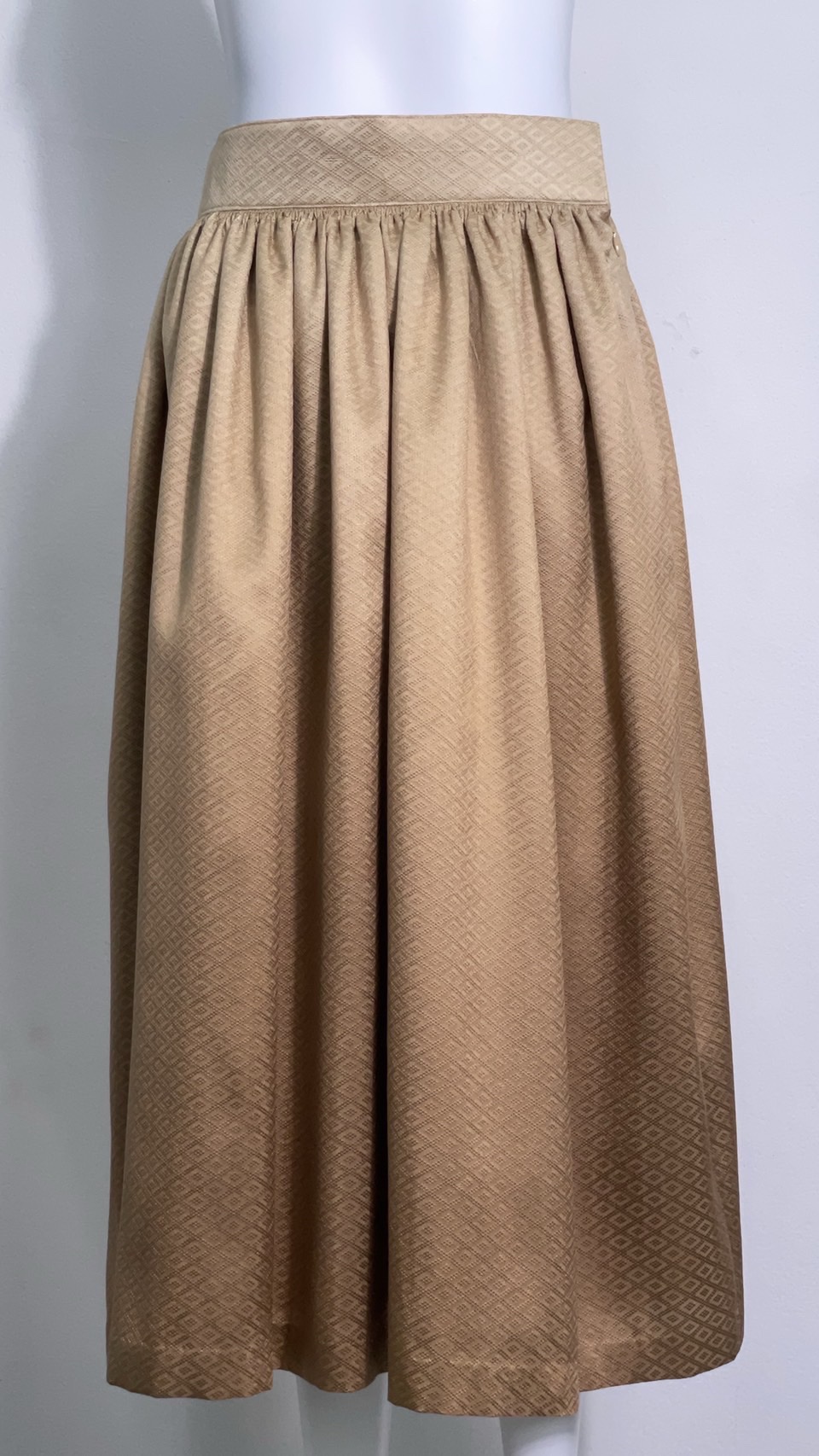 เสื้อแขนกุดยกดอกสีครีม+กระโปรงจับจีบพลีสเนื้อยกดอก | ตัดเย็บตามรูปร่าง | เลือกผ้า ส่งไซส์ได้