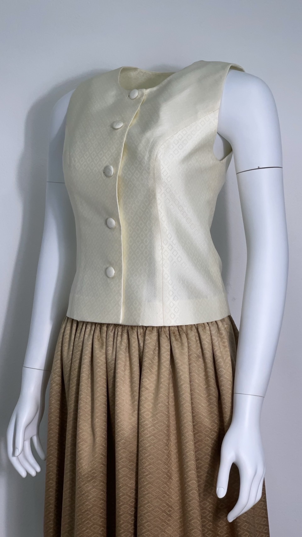 เสื้อแขนกุดยกดอกสีครีม+กระโปรงจับจีบพลีสเนื้อยกดอก | ตัดเย็บตามรูปร่าง | เลือกผ้า ส่งไซส์ได้