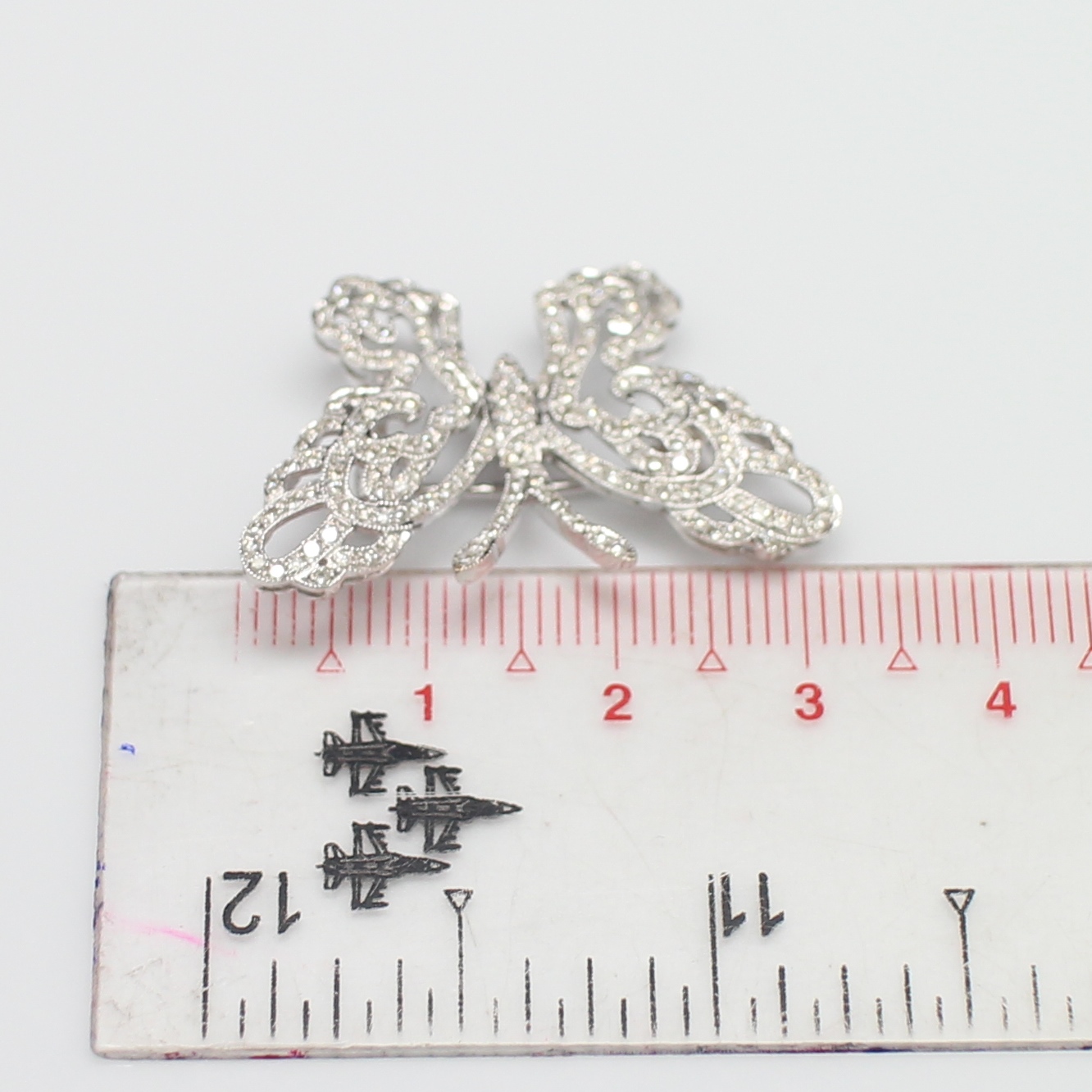 CL25006 เข็มกลัดผีเสื้อฝังเพชรฉลุลาย เพชรแท้ 0.90 กะรัต ทองแท้ 18k นน.รวม 4.1 กรัม งานสวย