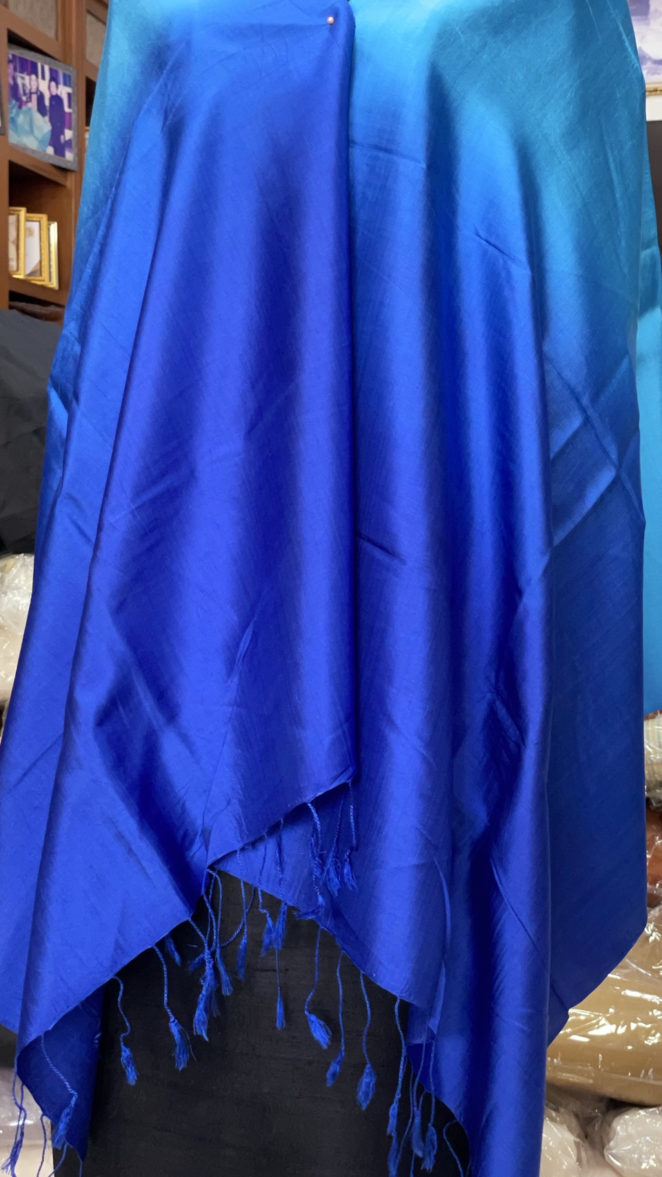 ผ้าคลุมไหล่ผ้าไหม สไลด์สี เนื้อเรียบ ขนาด 60x200ซม. สีฟ้า-สีน้ำเงิน รหัส ZYE-AA-1114680