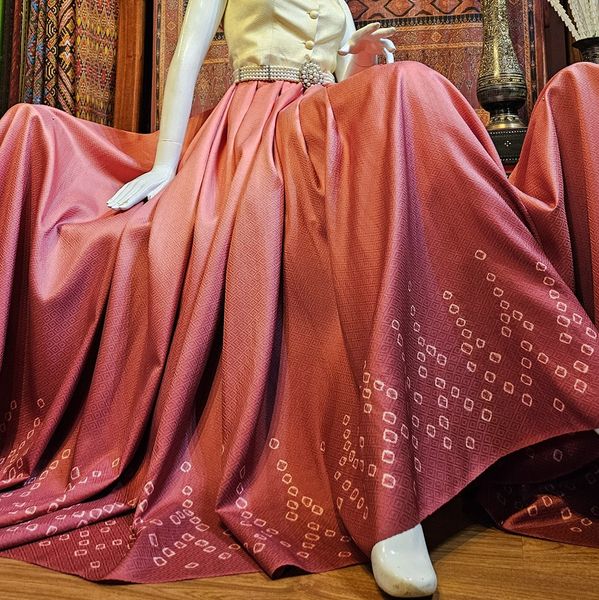 ผ้าไหมย้อมสไลด์สี ยกดอกลูกแก้ว ย้อมเชิงลายจุด สีแดงอ่อน-แดงเข้ม เลือกขนาด รหัส BT-TT-0307671143