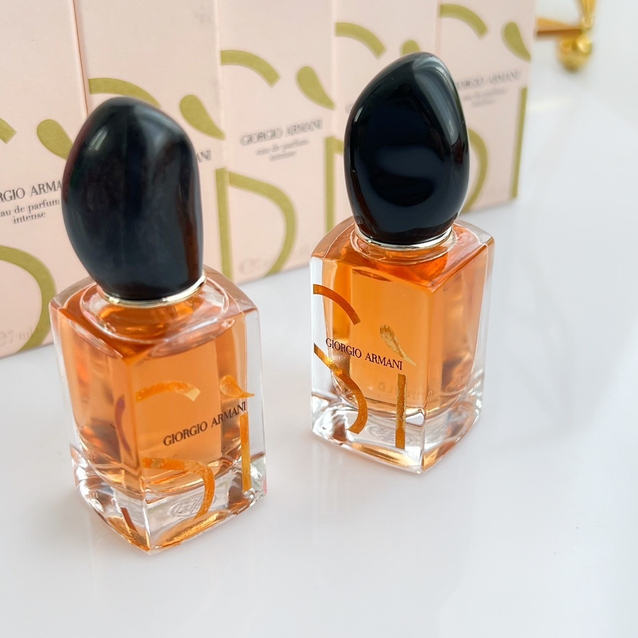 น้ำหอมจิ๋วมินิ Giorgio Armani Si Intense EDP (ปี 2023) 7ml แบบแต้มมีกล่อง ( Mini Perfume น้ำหอมขนาดพกพา) น้ำหอมจิ๋วมินิ ขวดน่ารัก ตั้งโชว์ก็สวย พกพาก็สะดวก หัวแต้มตามจุดชีพจร