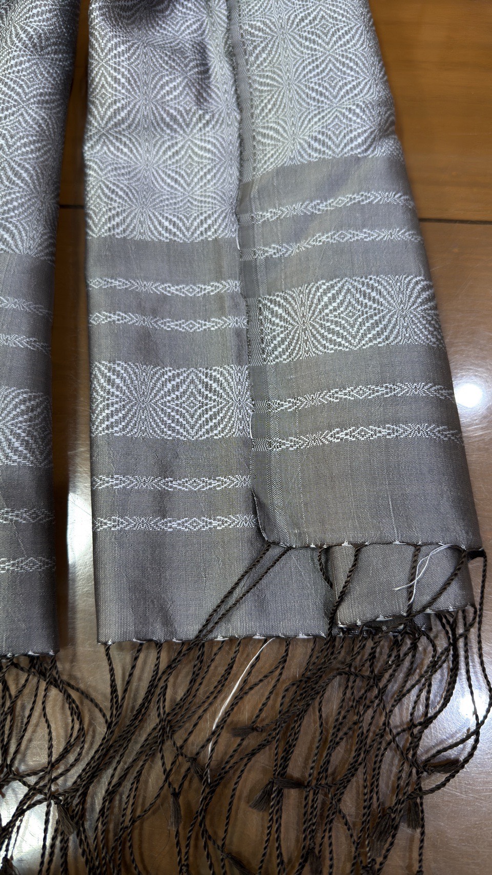 ผ้าคลุมไหล่ผ้าไหม ไหมแท้ ยกดอกลีลาวดี เนื้อละเอียด ขนาด 63x200ซม. สีเทาเงิน รหัส ZYG-AA-11176812