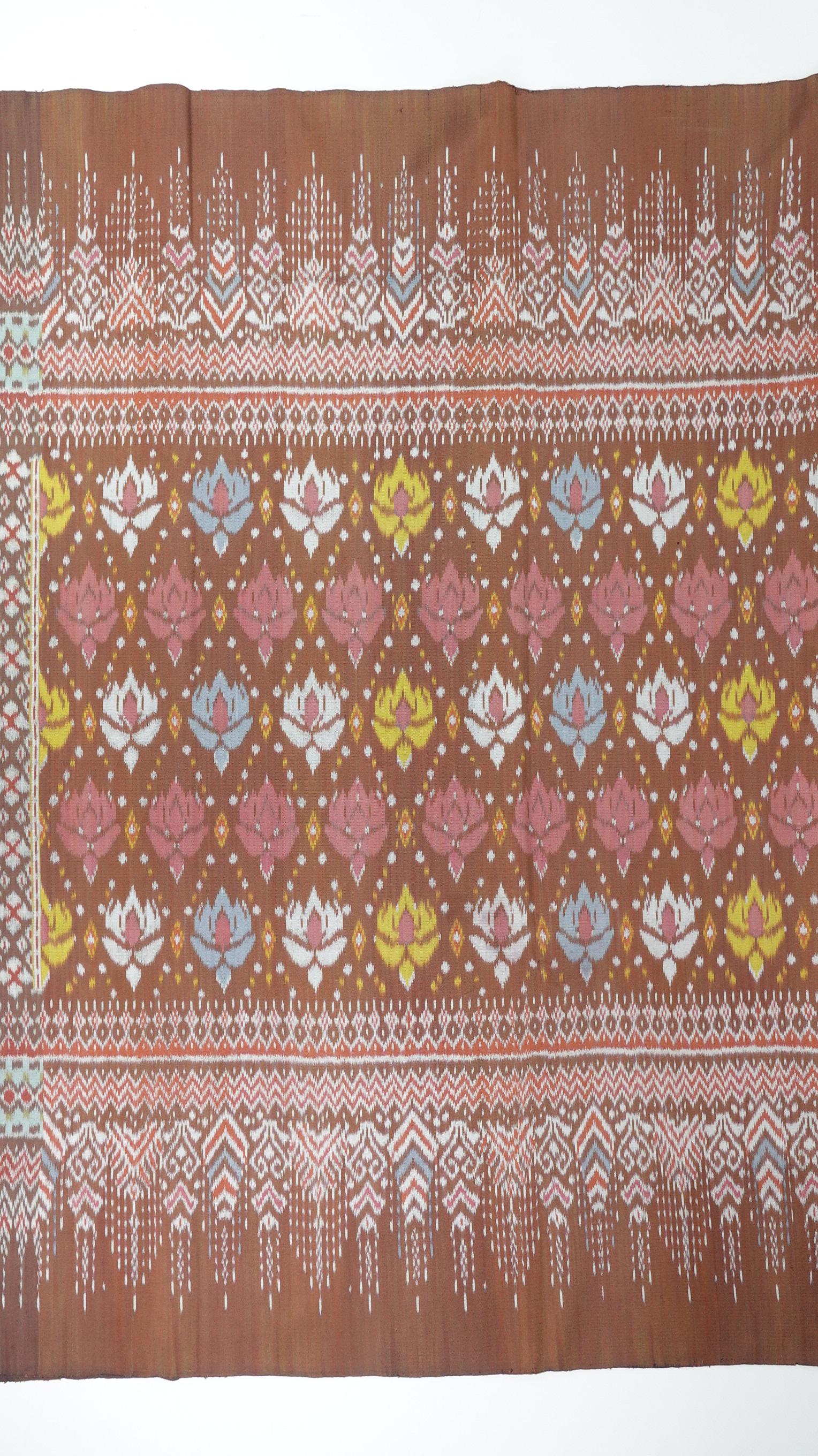 ซิ่น ผ้าไหมมัดหมี่ สีธรรมชาติ 3ตะกอ ทอเหยียบเหาะ มีหน้านาง ชายครุย ขนาด1x2เมตร ลายดอกกันเกรา สีน้ำตาล รหัส M3P-33-0224683