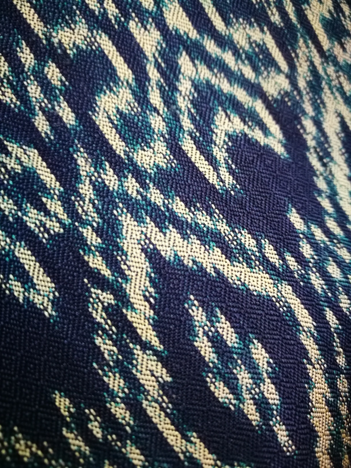 ซิ่น ผ้าไหมมัดหมี่ 3ตะกอ สีธรรมชาติ 1x2เมตร ทอเหยียบเหอะ พื้นสีคราม รหัส L1-NY0104662