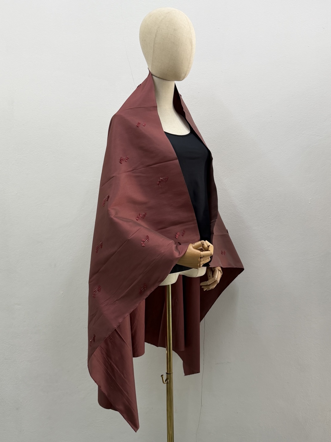 ผ้าพันคอ ลายแฟนซี ไหมแท้ แต่งลายโบว์ สีแดงอมชมพู ขนาด1เมตรx1.45เมตร รหัส MC-CT-ME-0825681