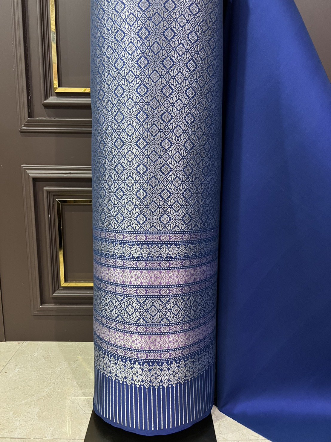 (ผ้าชุด)ผ้าไหมยกดอกลำพูน ยกดอกดิ้นเงิน ขนาด 1.03x4.43เมตร ลายแก้วดารา พื้นสีน้ำเงิน รหัส N90-29-TR0535