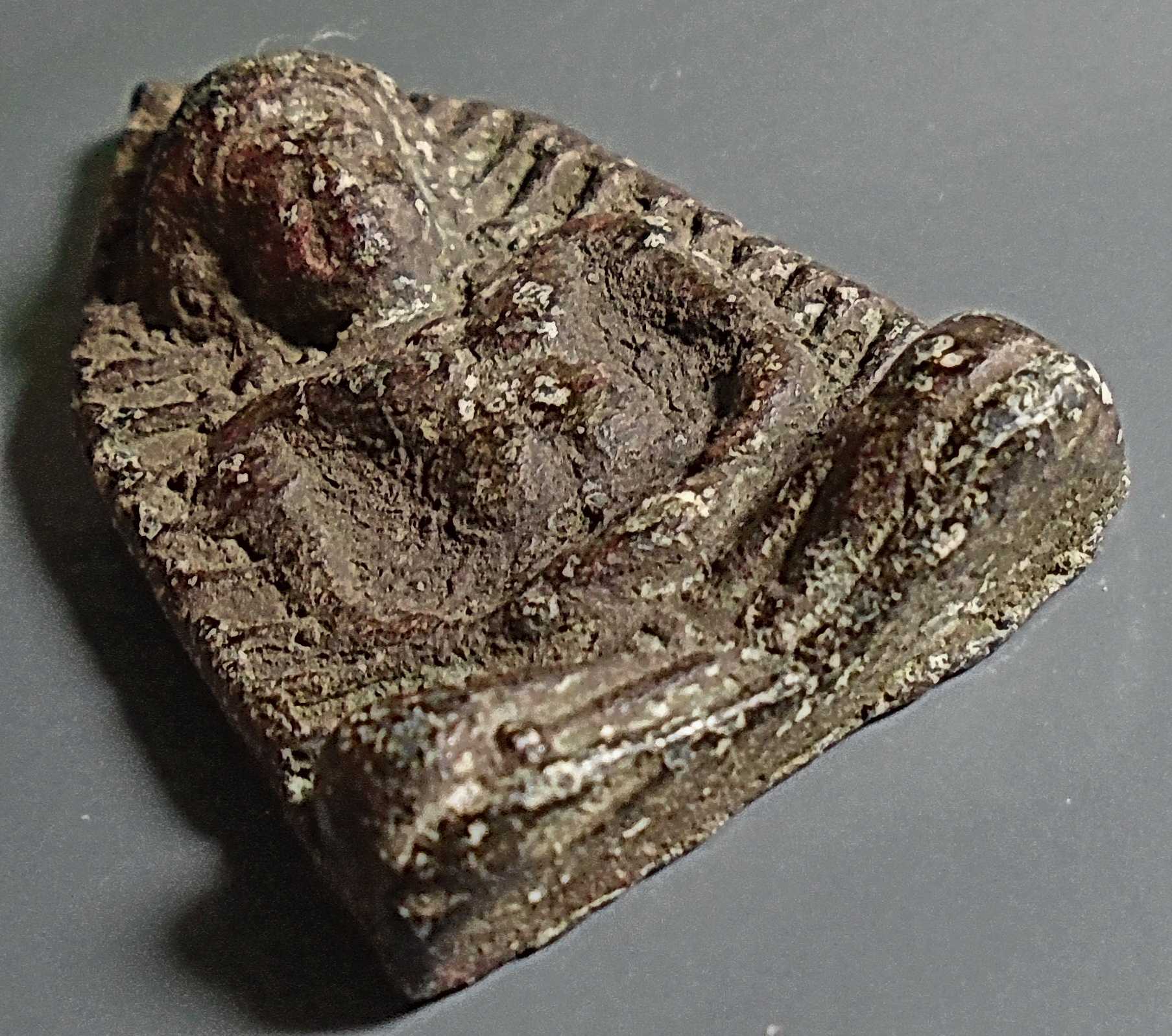 พระร่วงนั่งข้างขีด สนิมแดง