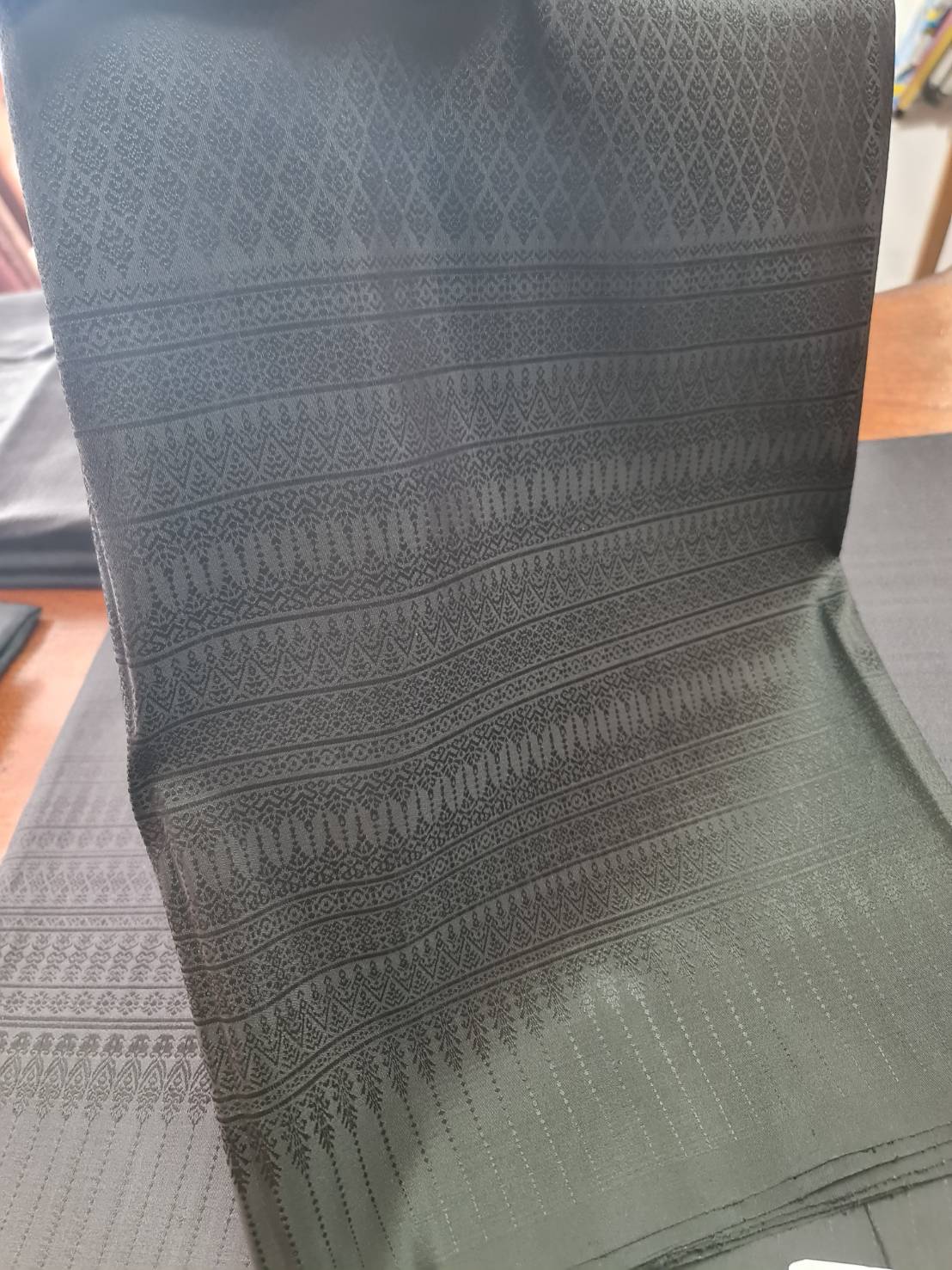 (ผ้าชุด)ไหมยกสุรินทร์ ขนาด 1x4เมตร (ผ้าลาย 2เมตร+สีพื้น 2เมตร) สีดำ รหัส N10-119-42464
